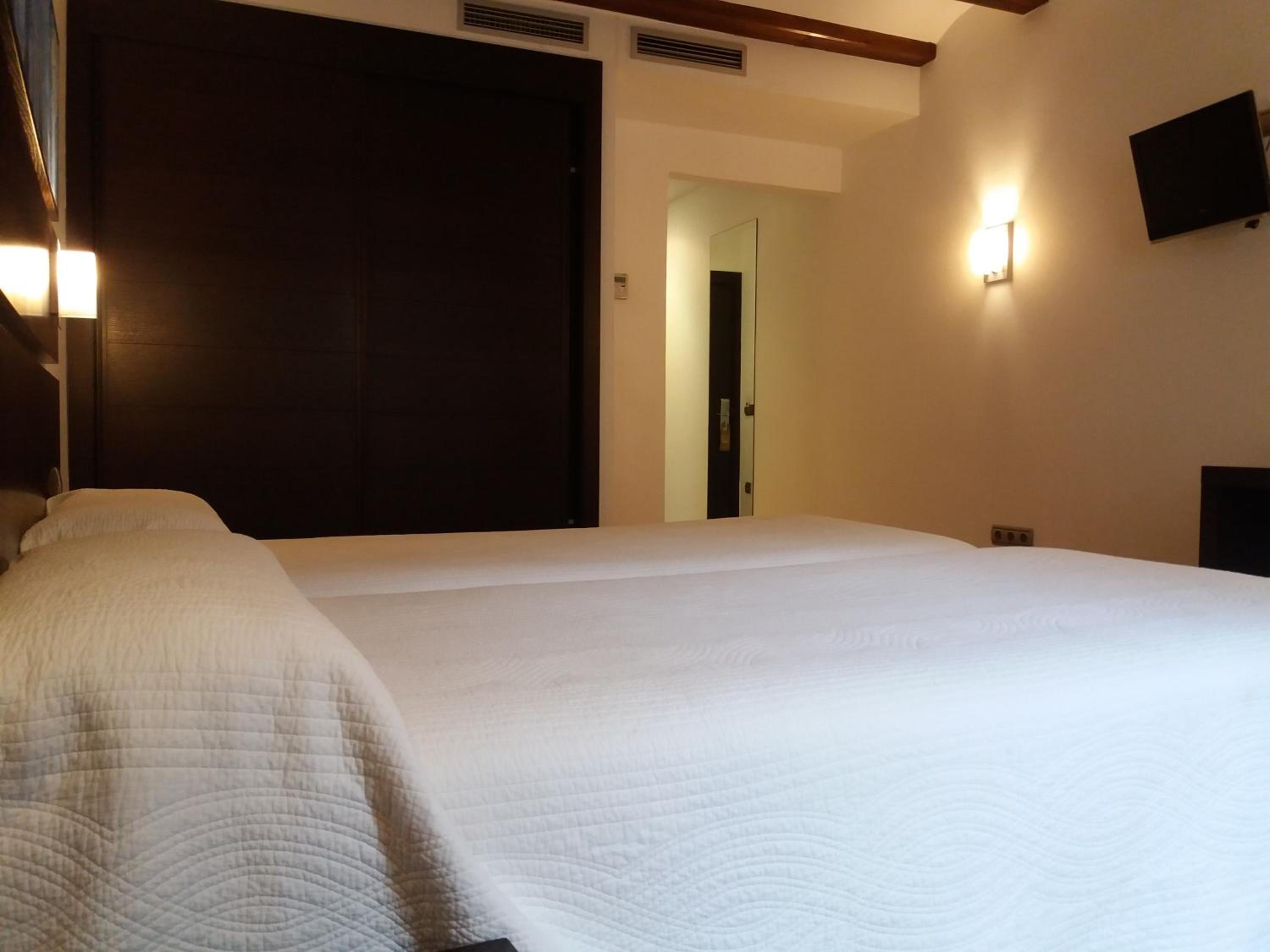 Twin Room - Photo 7