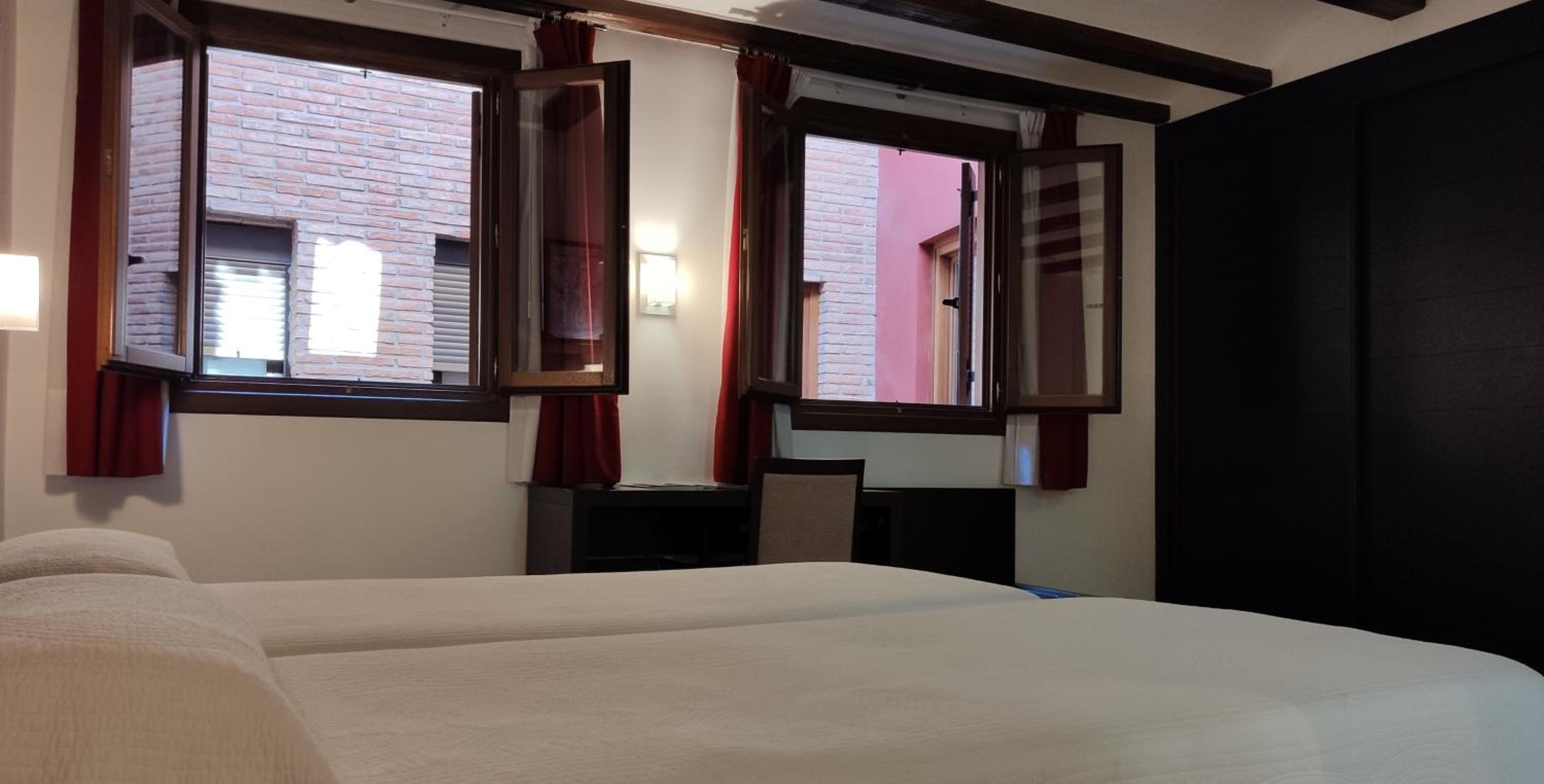 Twin Room - Photo 15