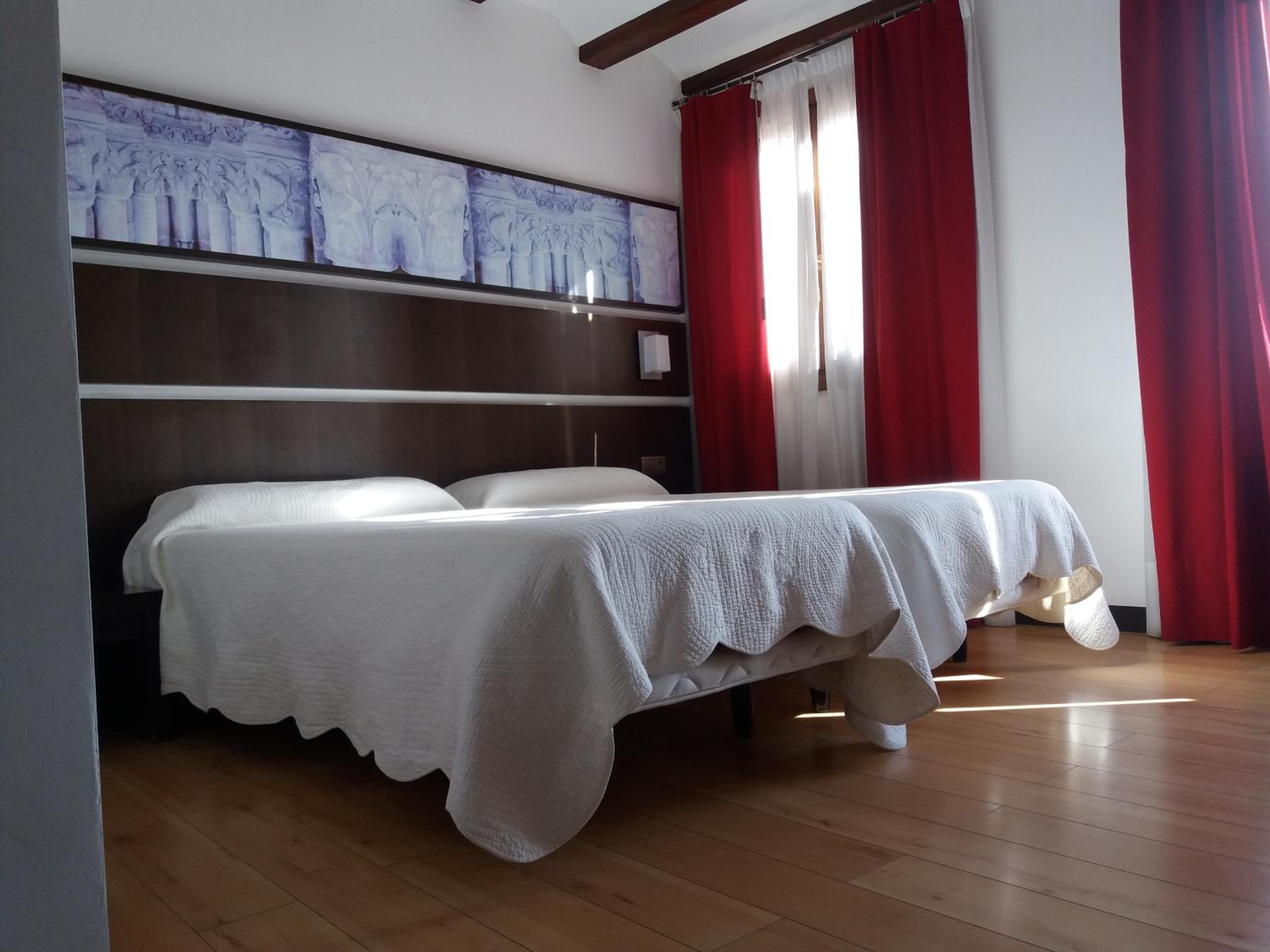 Twin Room - Photo 12