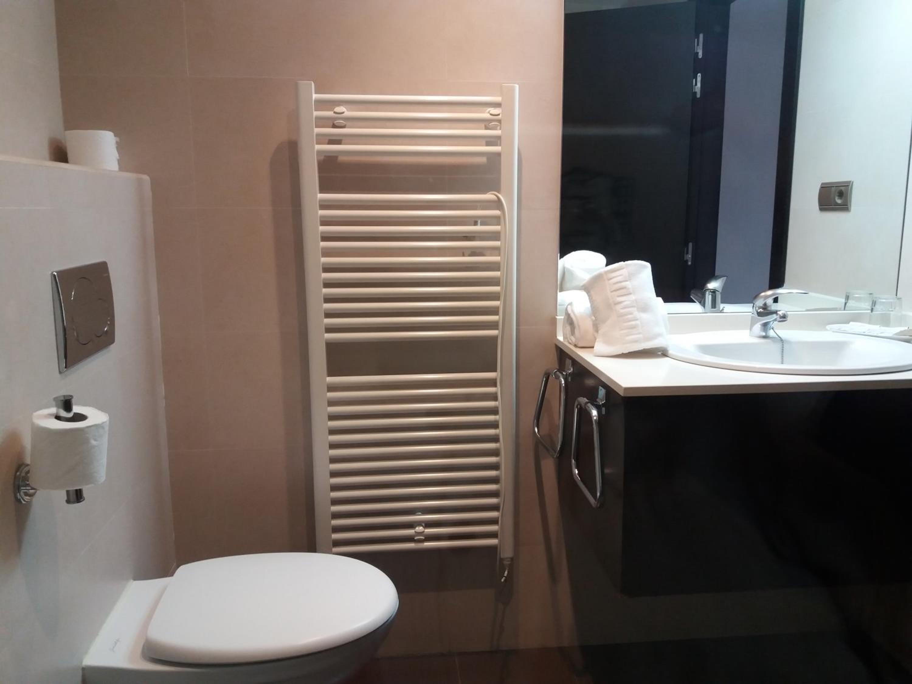 Twin Room - Photo 11