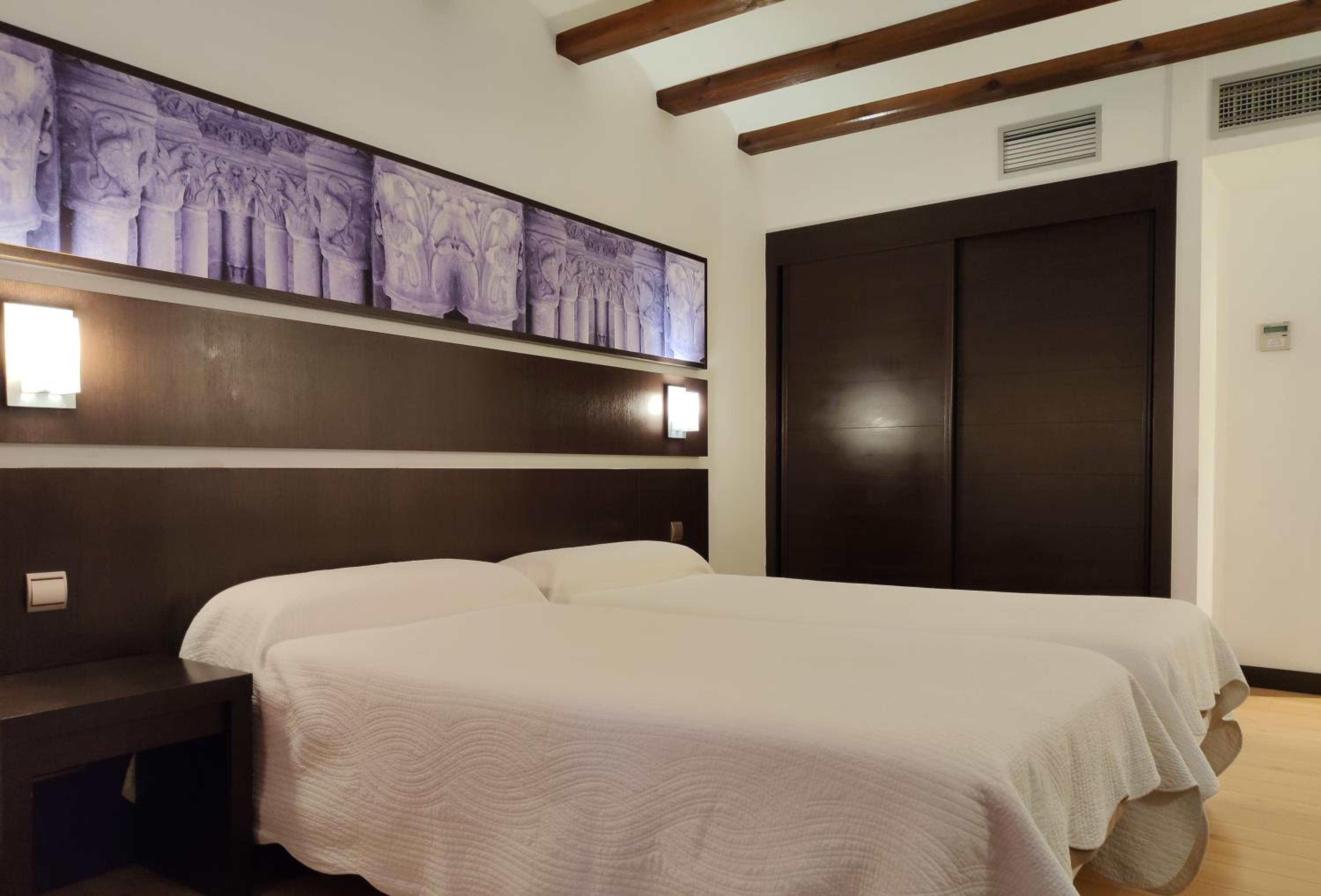 Twin Room - Photo 10
