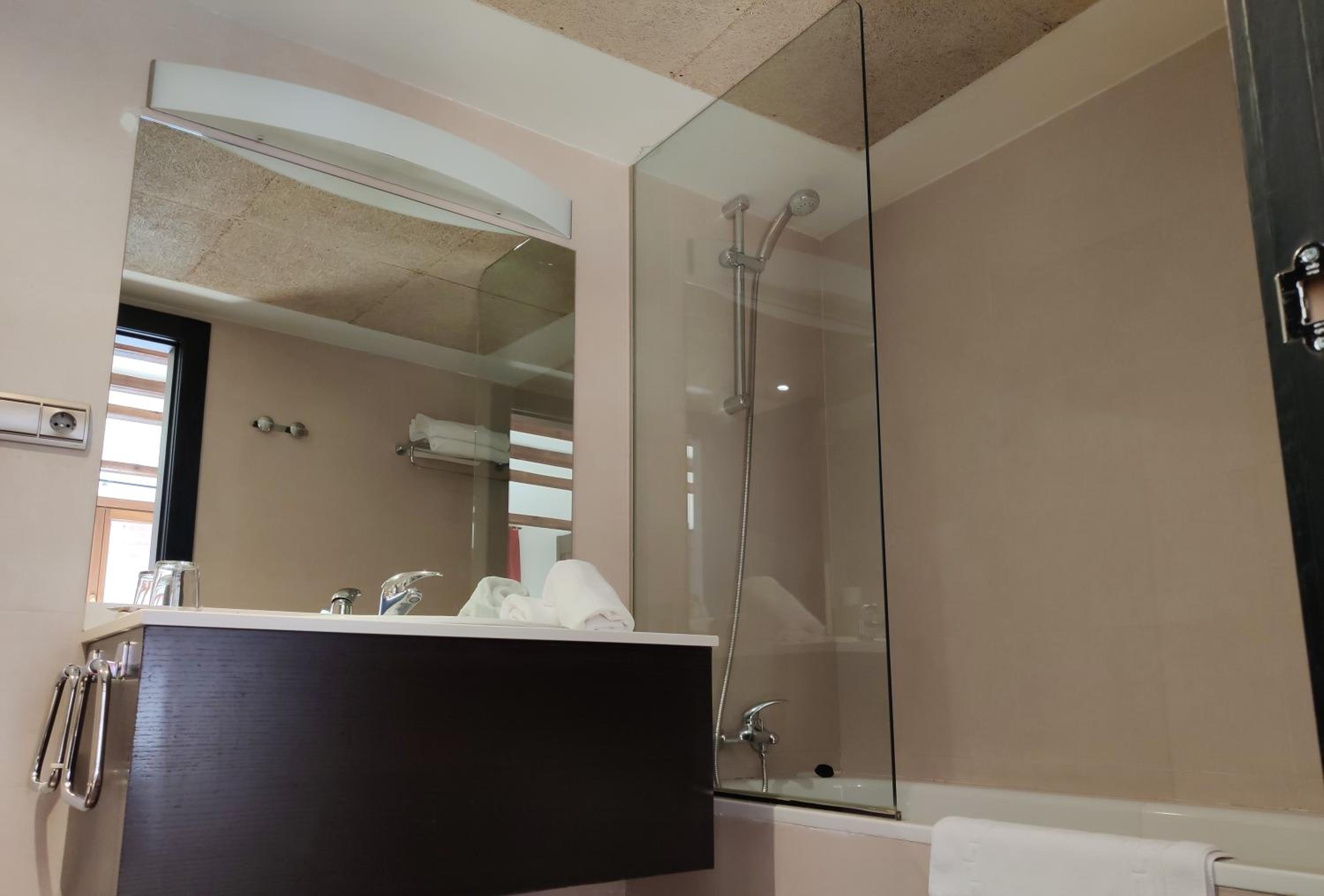 Twin Room - Photo 13