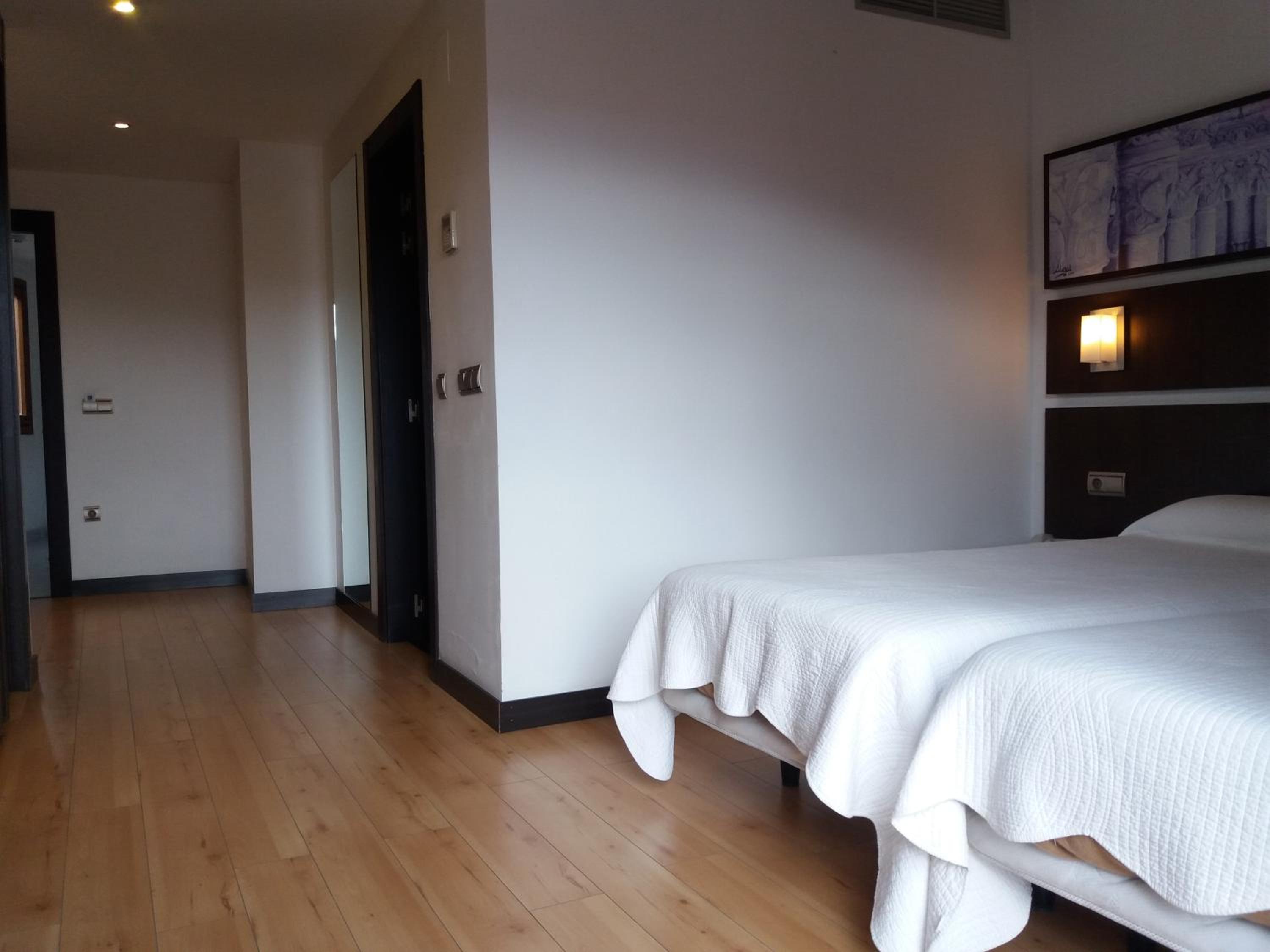Twin Room - Photo 8