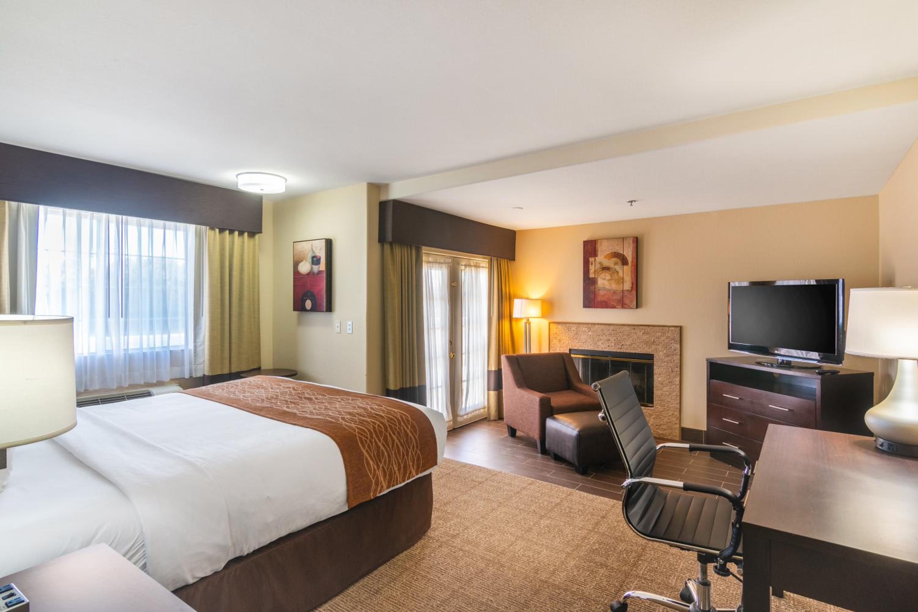 King Suite - Non-Smoking - Photo 2