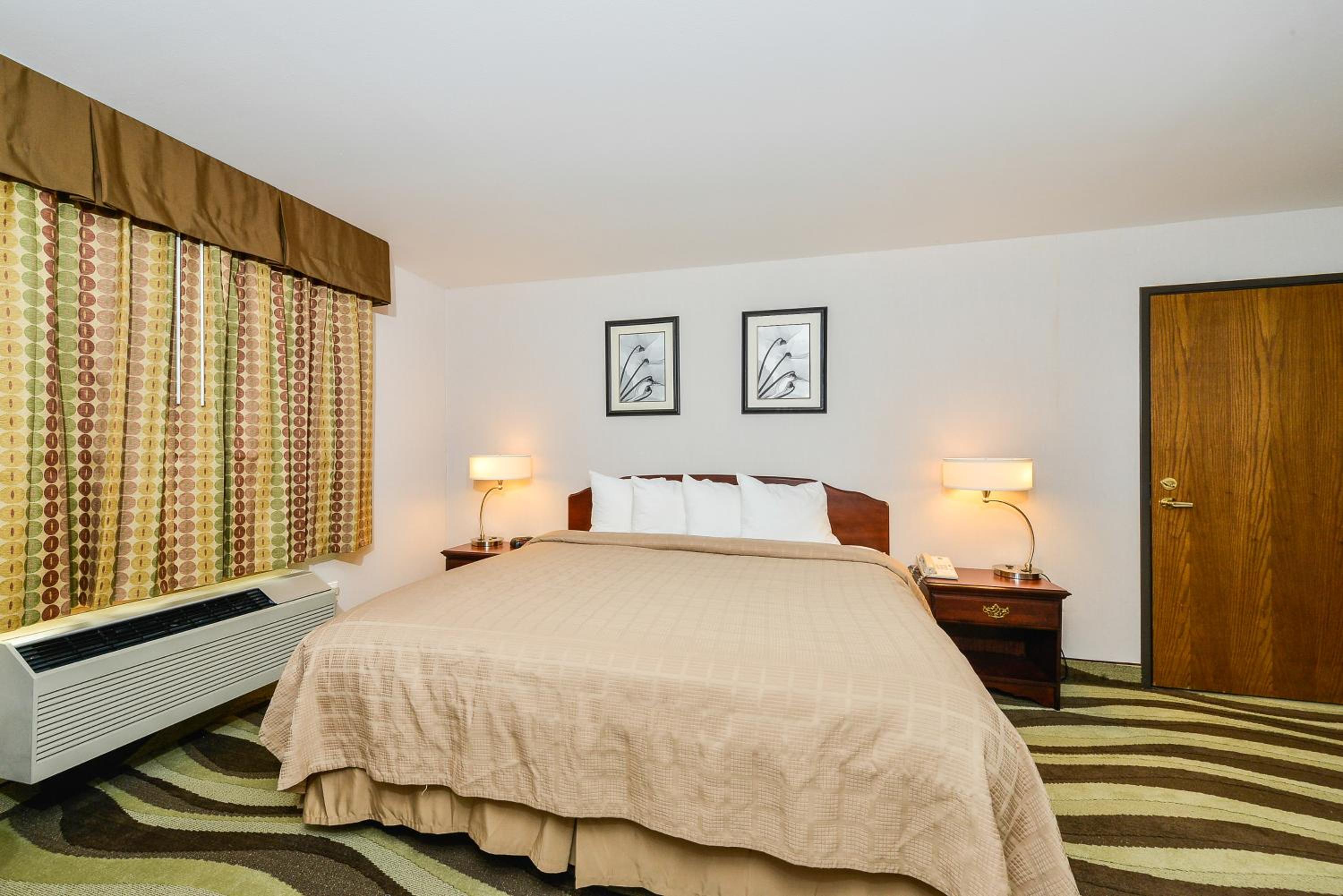 King Suite with Hot Tub - Non-Smoking - Photo 1