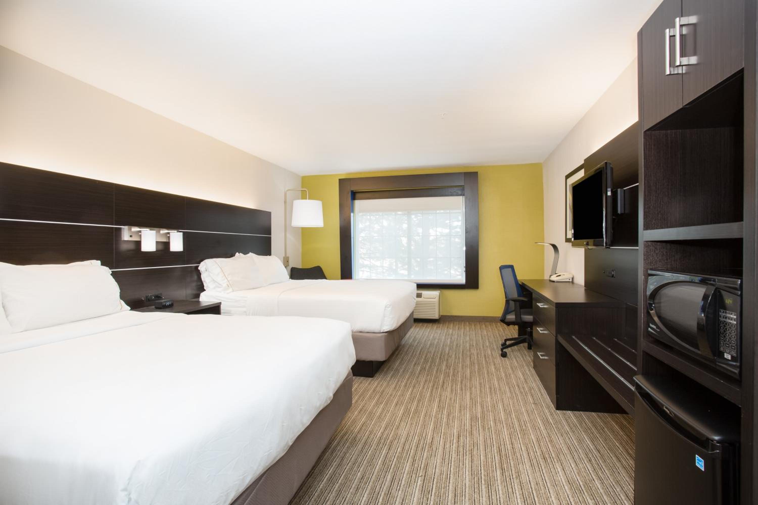 Standard Queen Room with Two Queen Beds - Photo 2