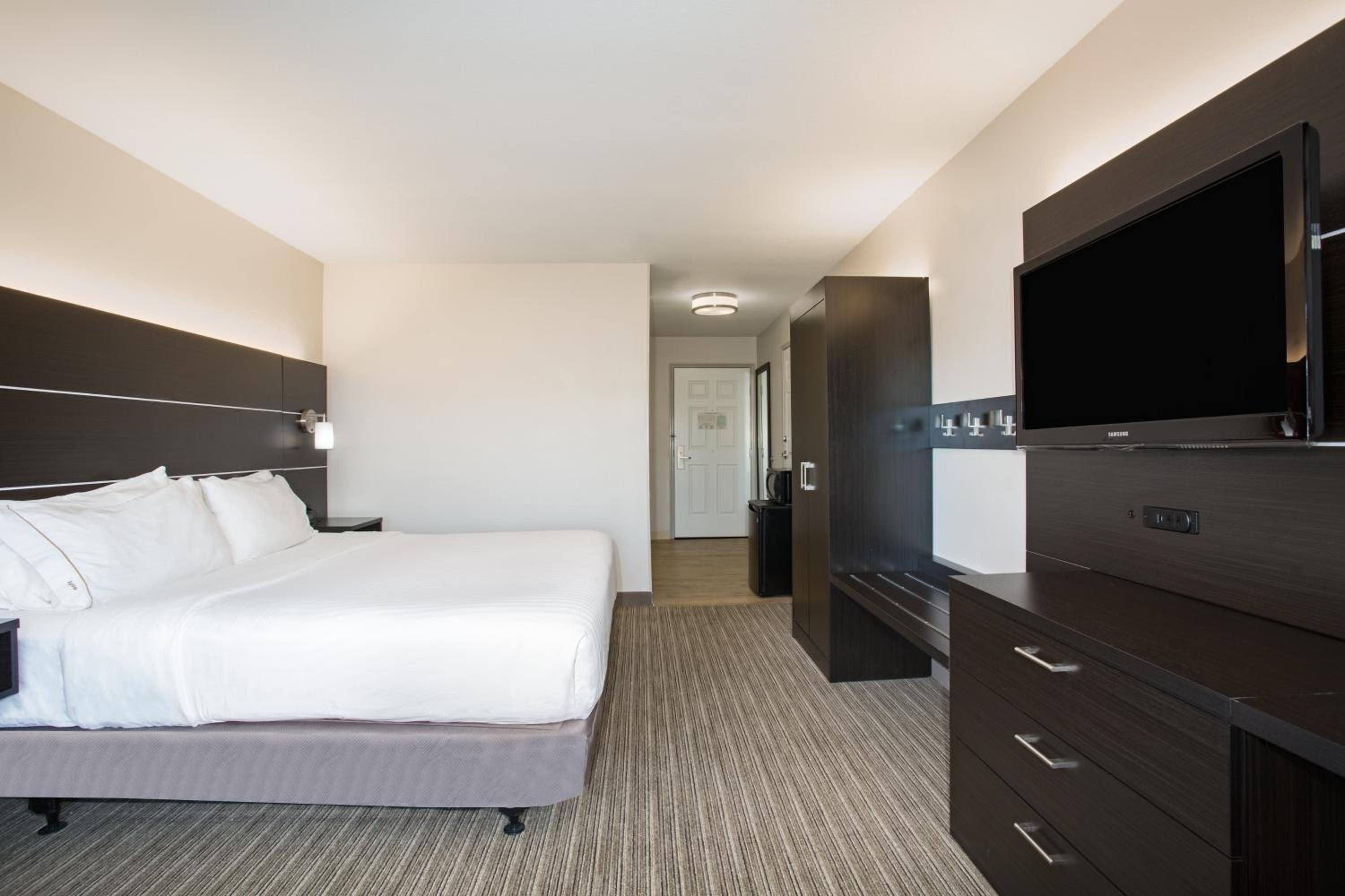 Standard King Room with Accessible Tub - Mobility Access - Photo 2