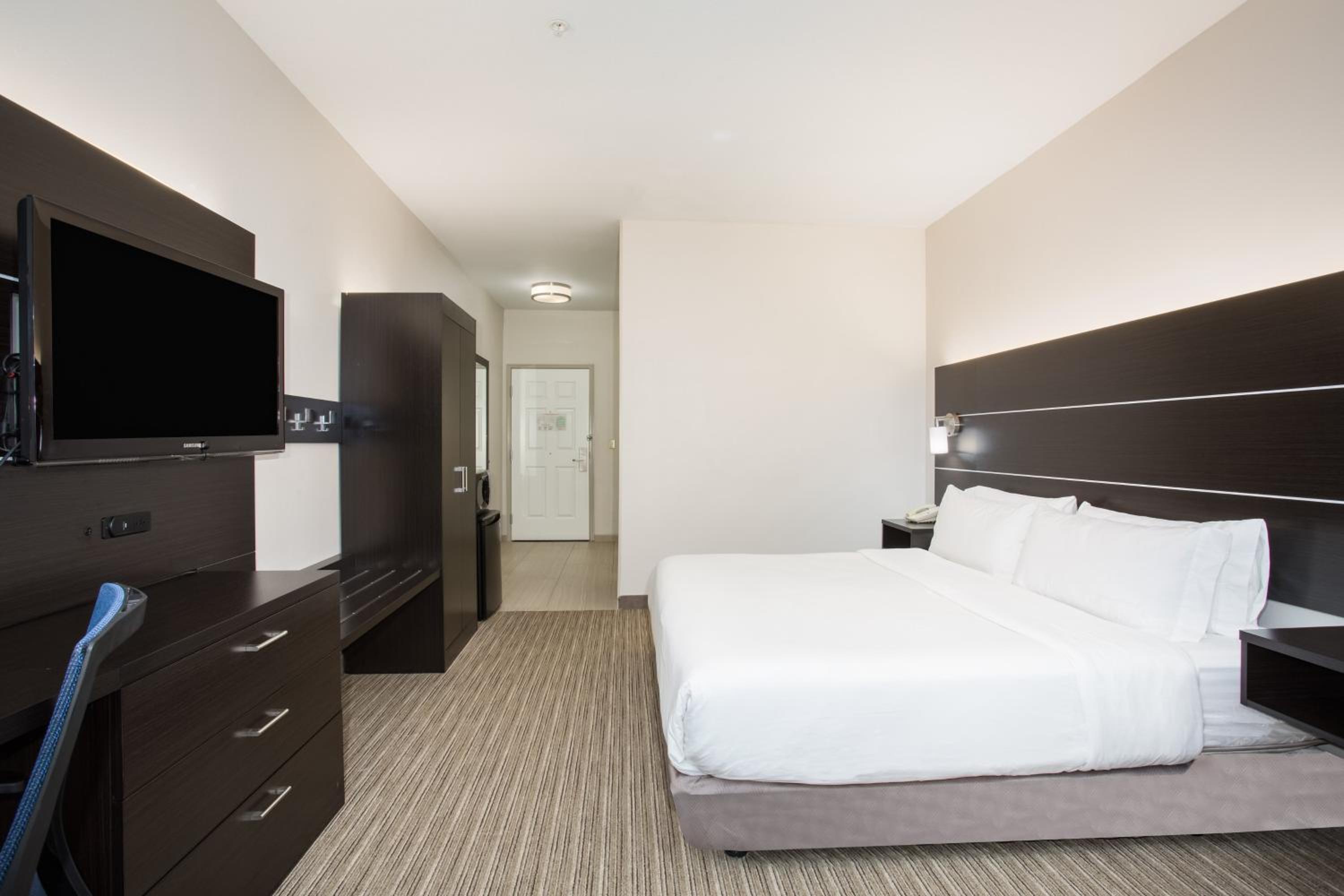 Standard King Room with Roll-in Shower - Mobility Accessible - Photo 1