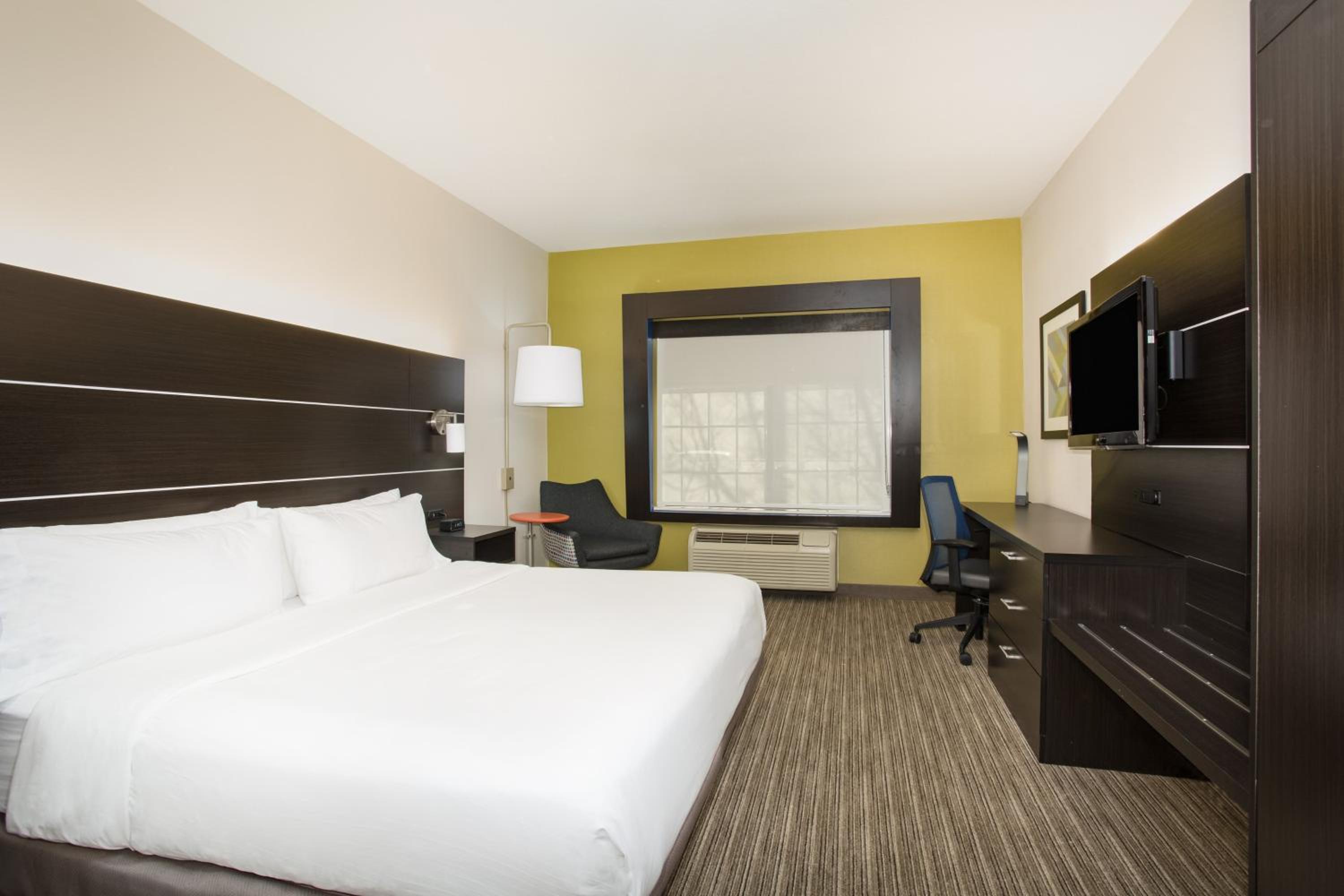 Standard King Room with Roll-in Shower - Mobility Accessible - Photo 2