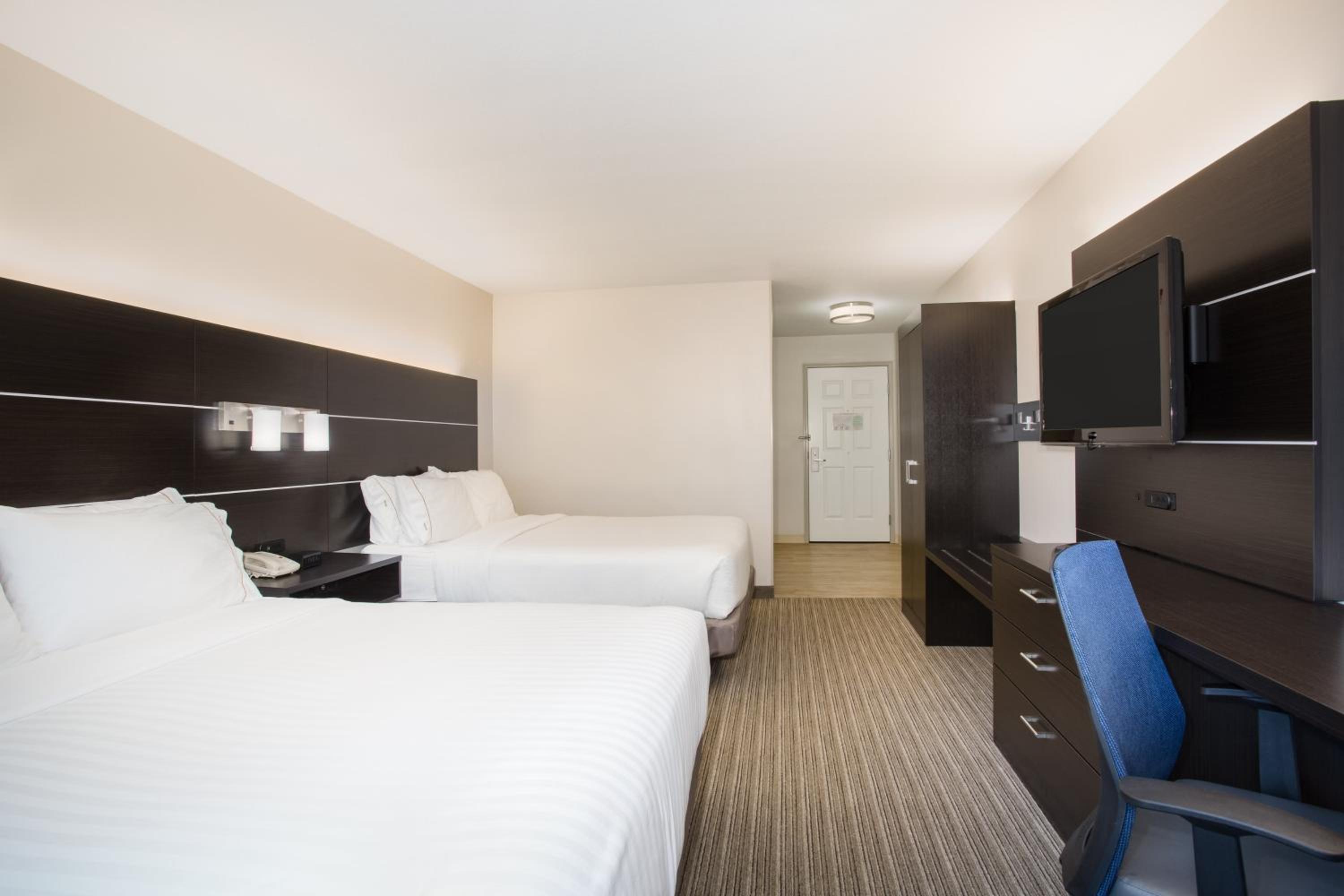 Standard Queen Room with Two Queen Beds and Mobility Accessible Tub - Photo 2