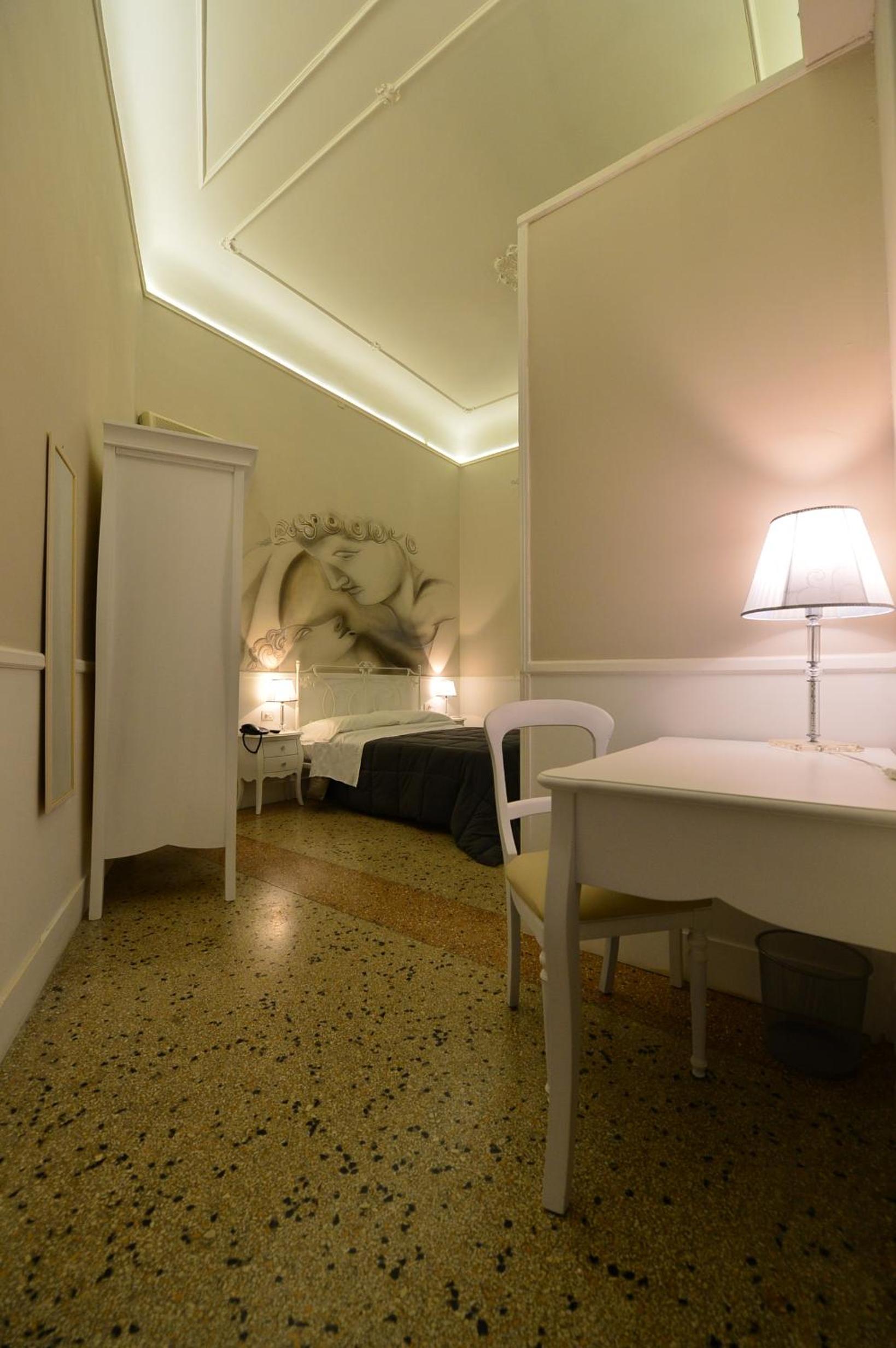 Deluxe Suite - Photo 7