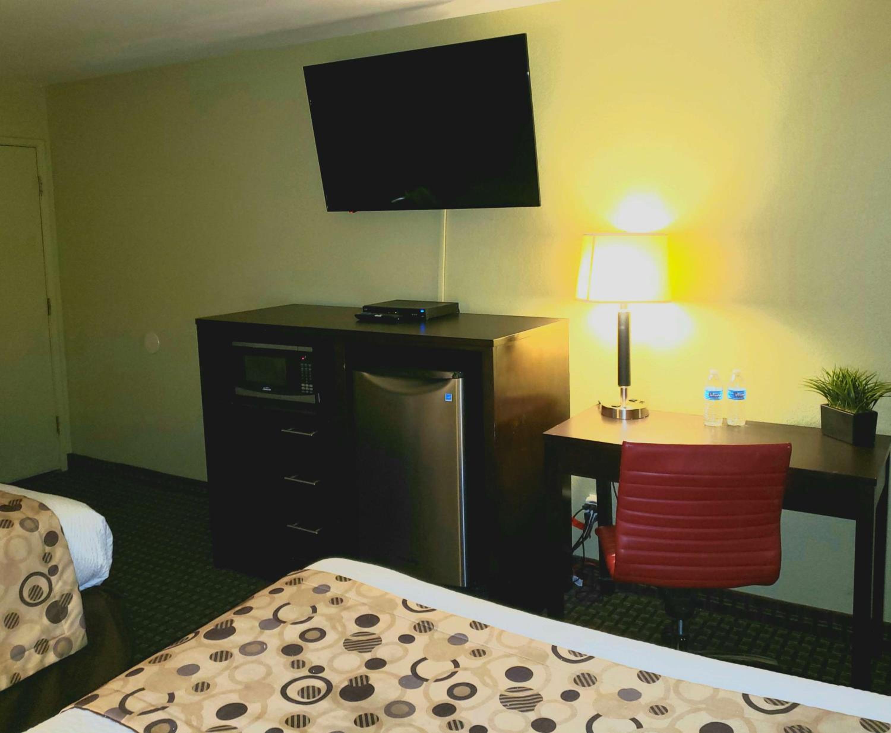 Queen Room with Two Queen Beds with Bath Tub - Mobility Accessible/Non-Smoking photo 1