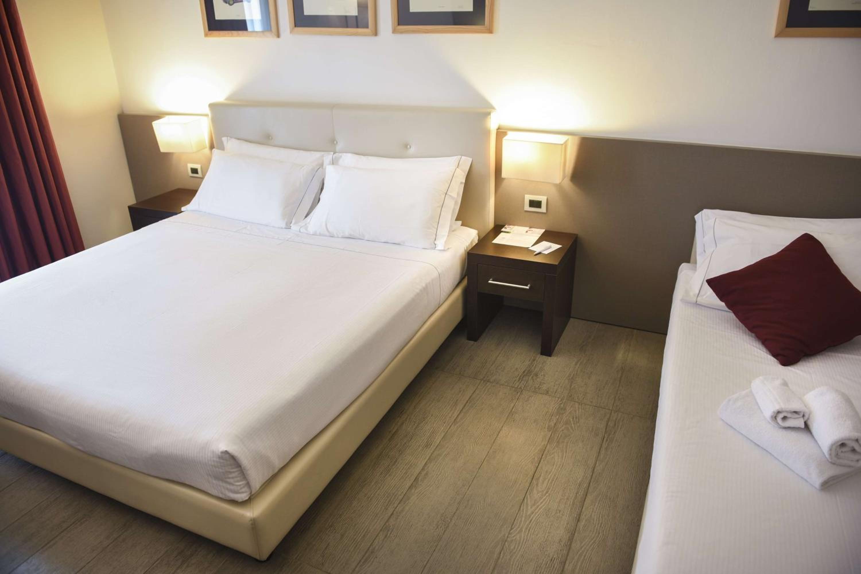 Comfort King Room with Sofa Bed photo 1