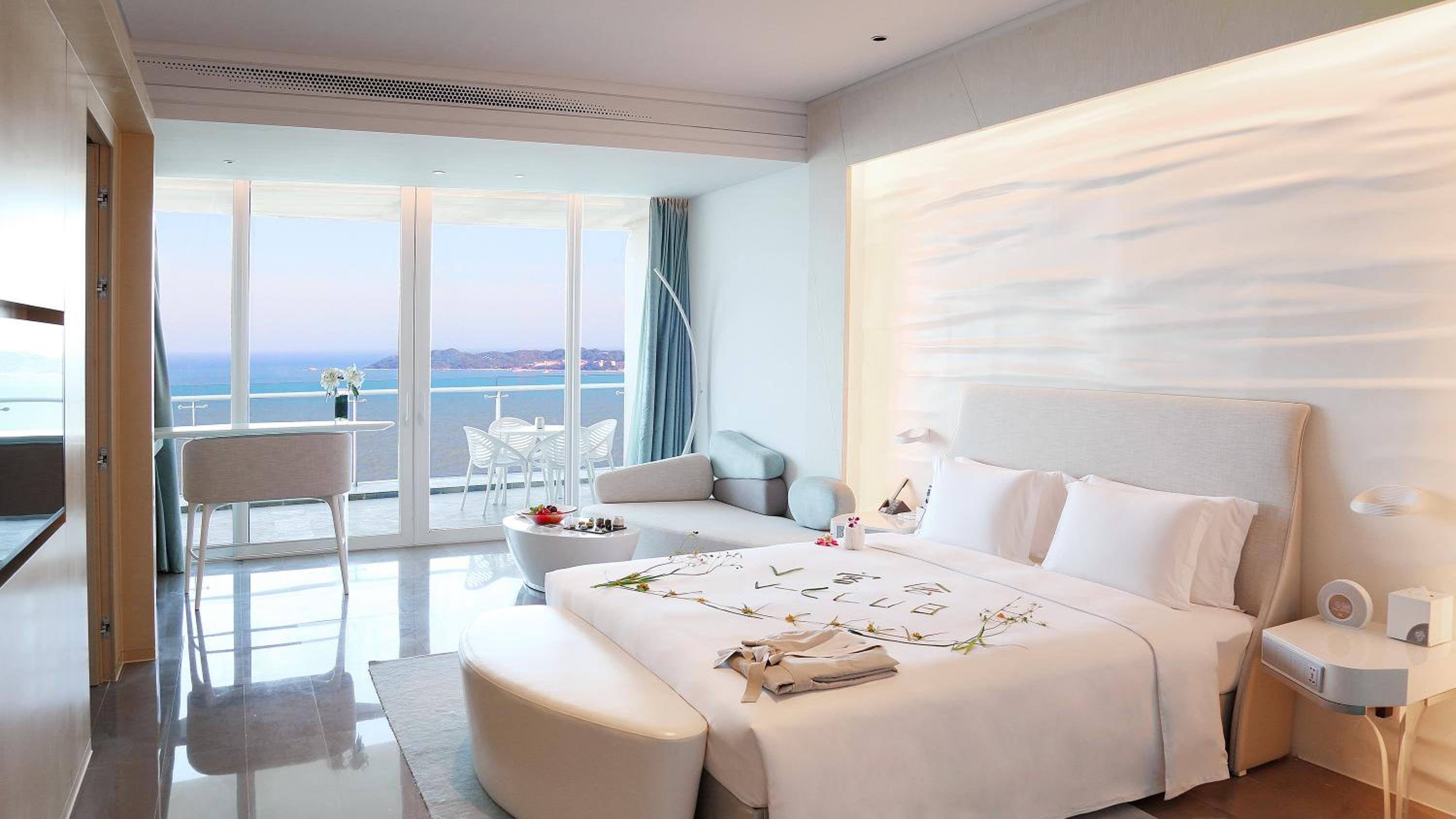 180 degree Deluxe Ocean View Twin Room photo 3