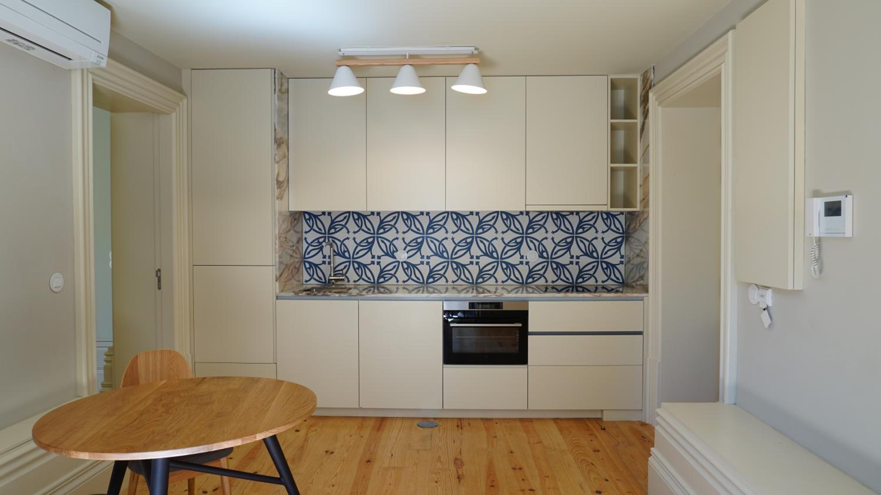 Apartment with Terrace thumbnail 5
