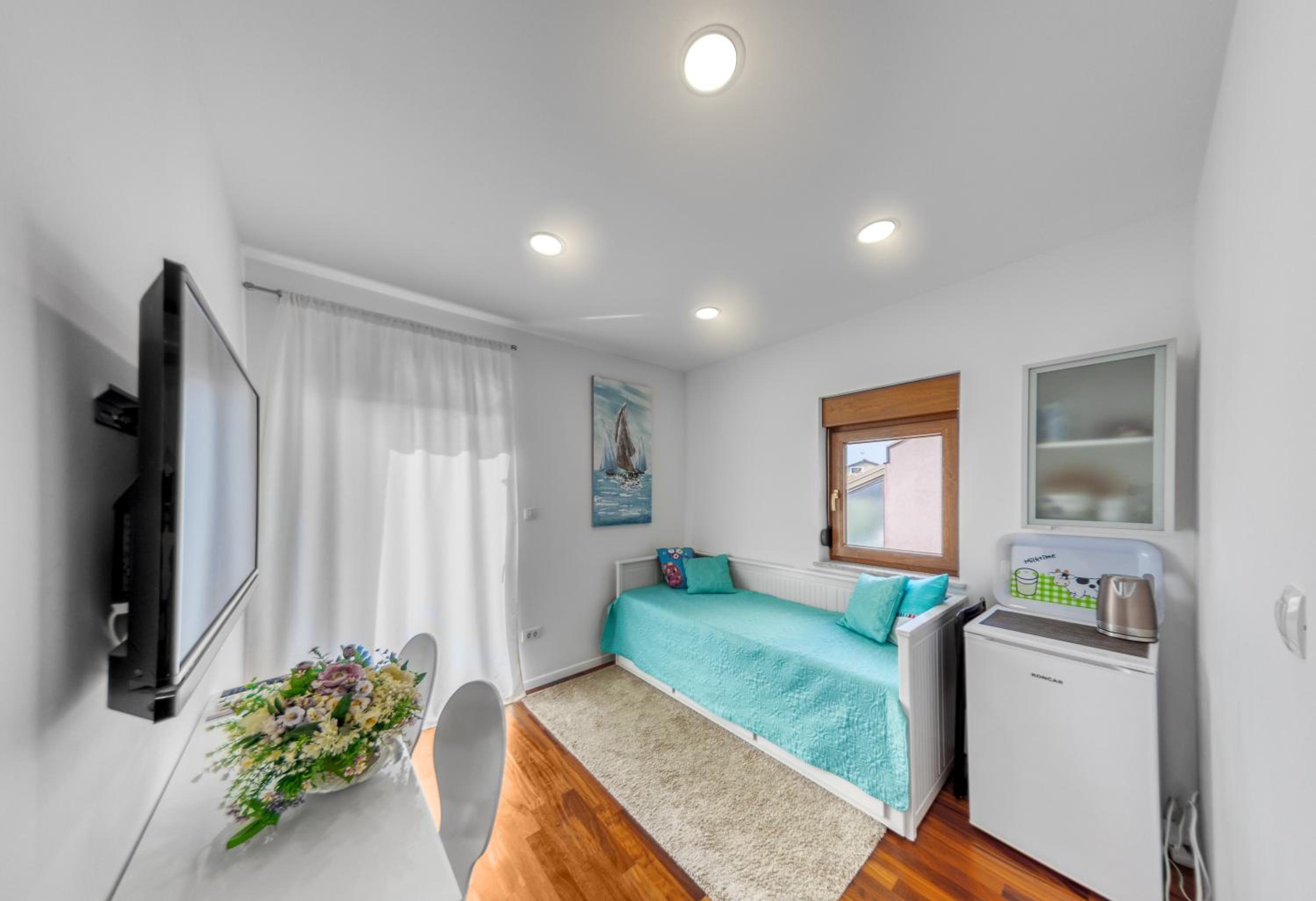 Deluxe Double Room (2 Adults + 1 Child)