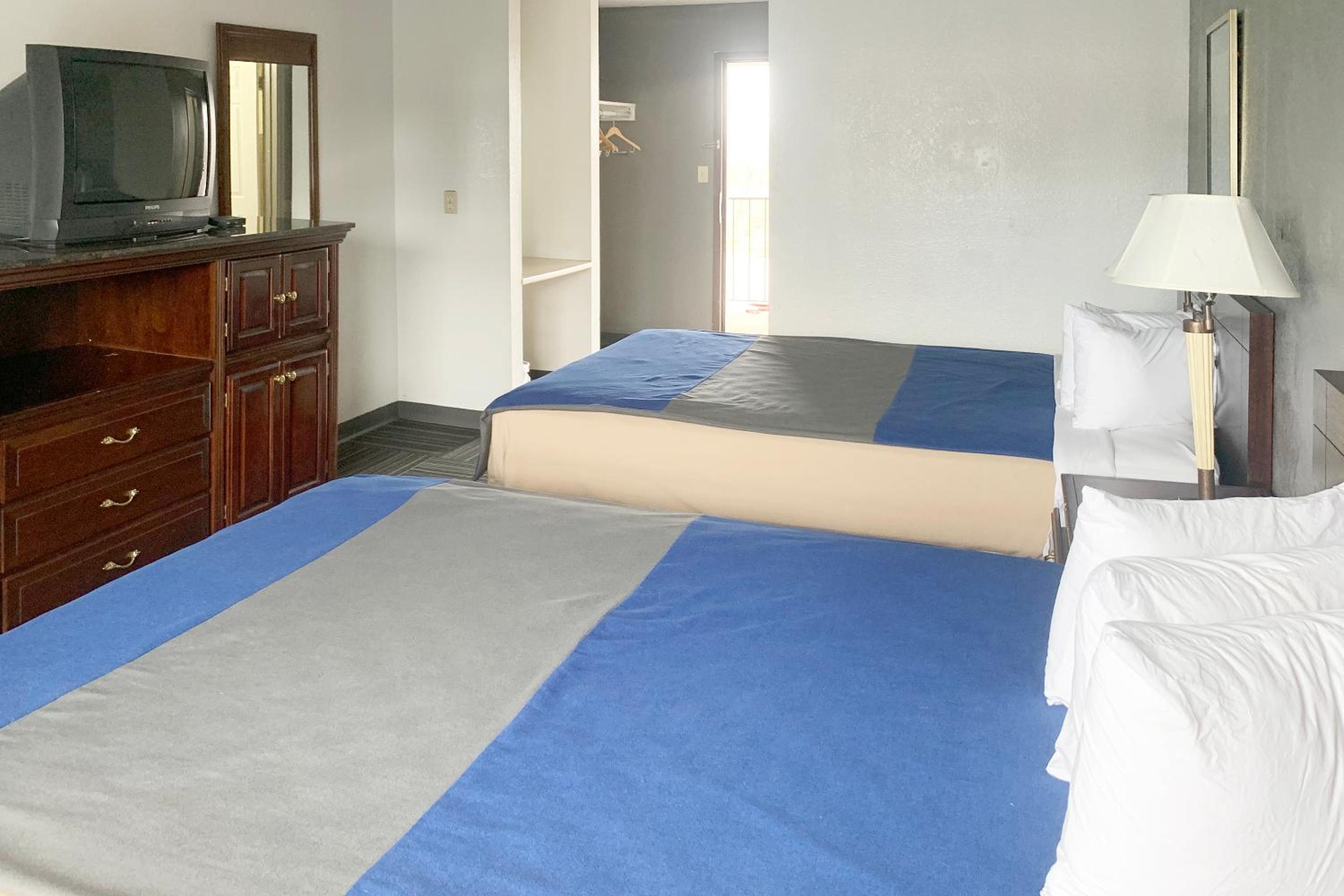 Queen Room With Two Queen Beds photo 3