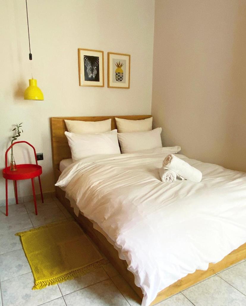 One-Bedroom Apartment - Photo 2
