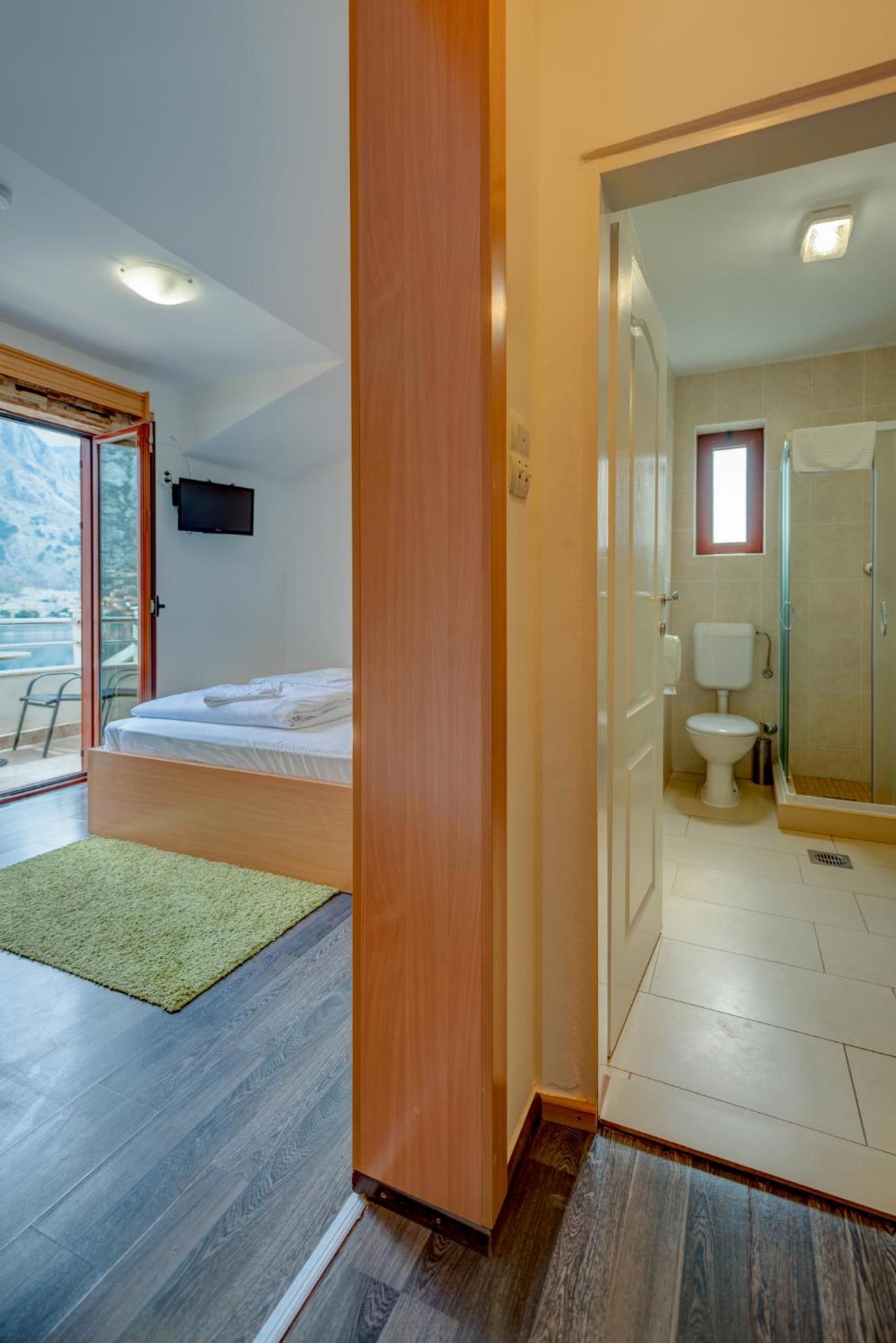 Double or Twin Room with Side Sea View - Photo 3