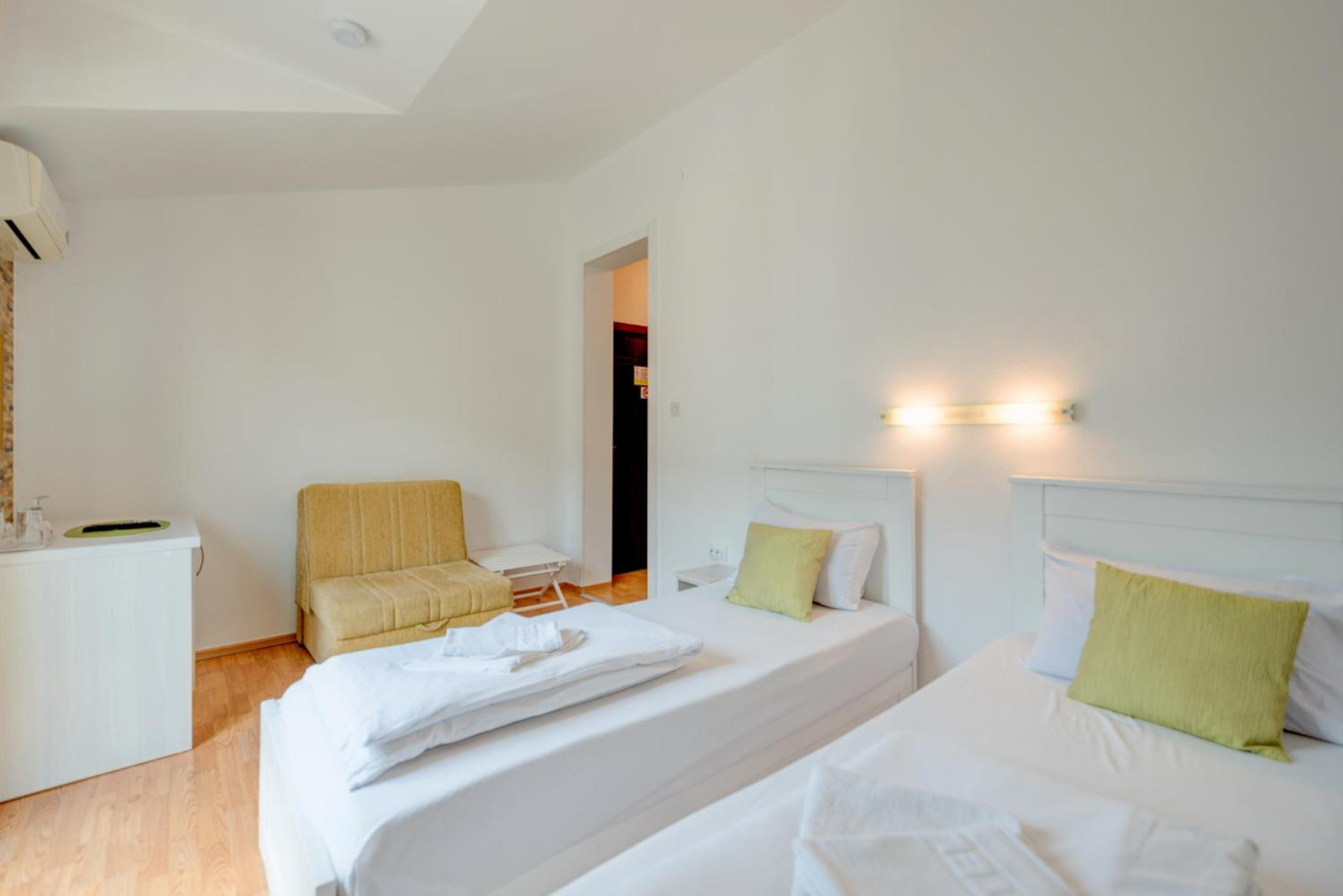 Double or Twin Room with Side Sea View - Photo 5