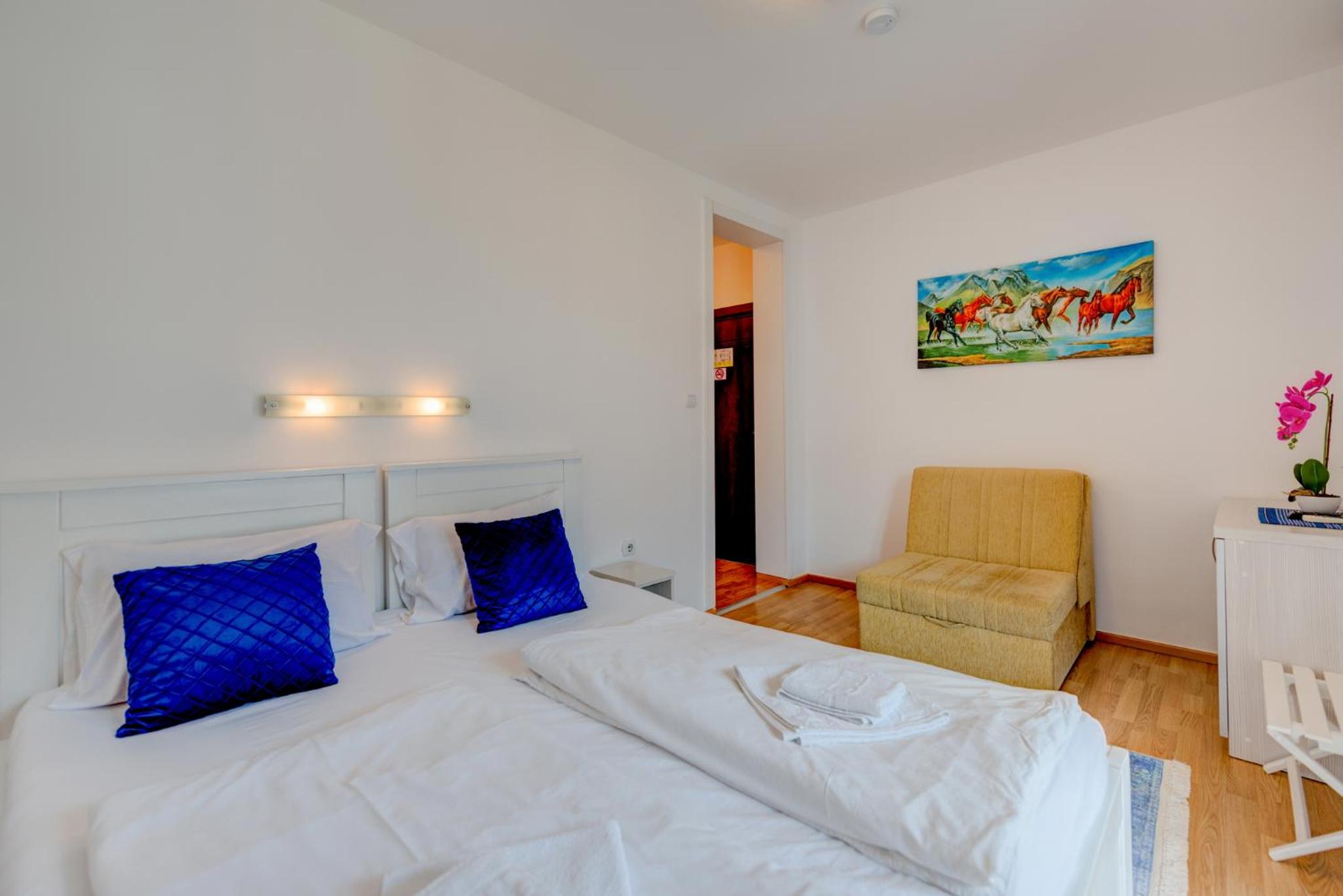 Double or Twin Room with Side Sea View - Photo 6