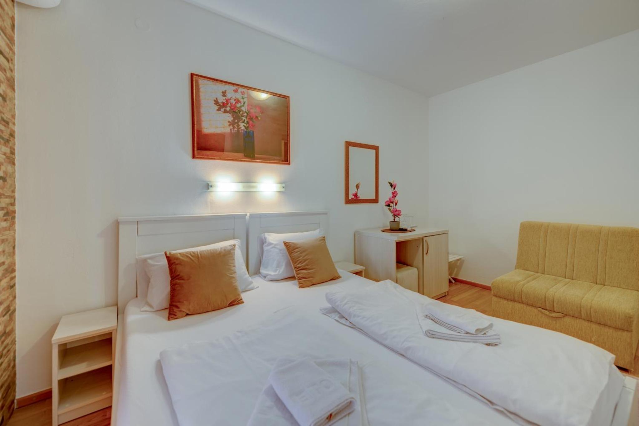 Double or Twin Room with Side Sea View - Photo 7