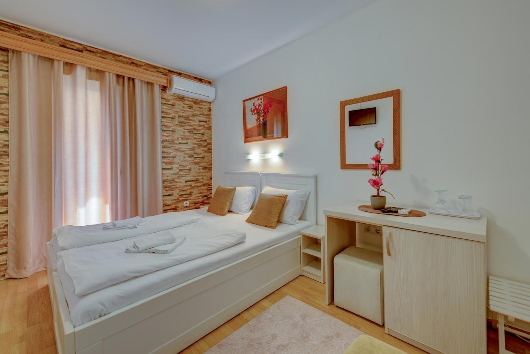 Double or Twin Room with Side Sea View - Photo 8
