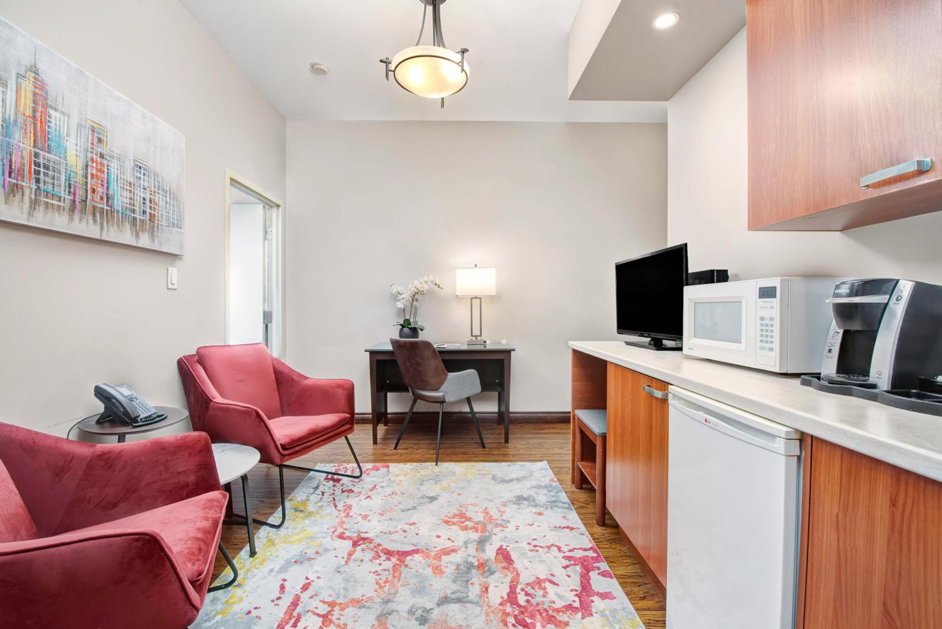 One-Bedroom Queen Suite - Photo 2