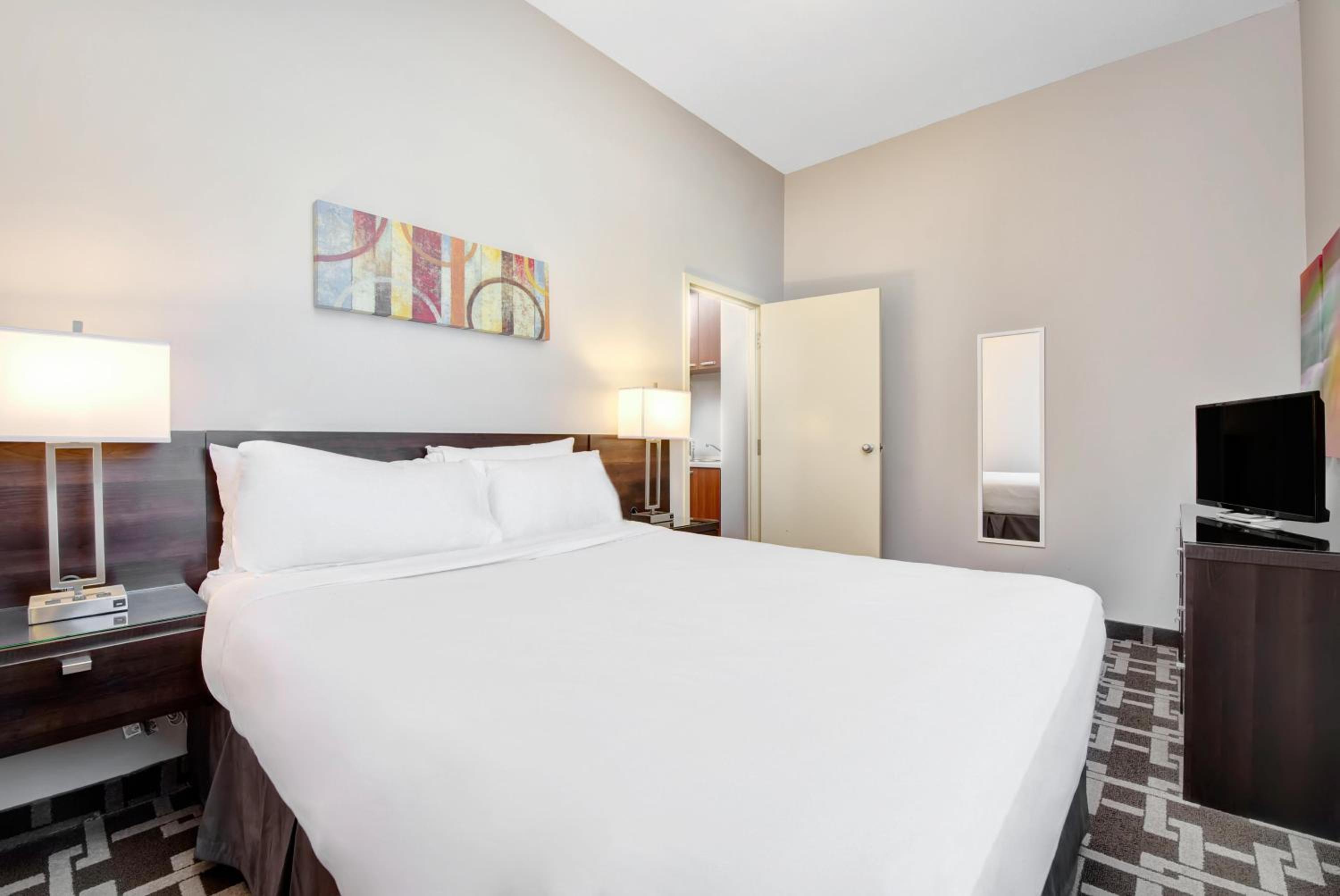 One-Bedroom Queen Suite - Photo 1