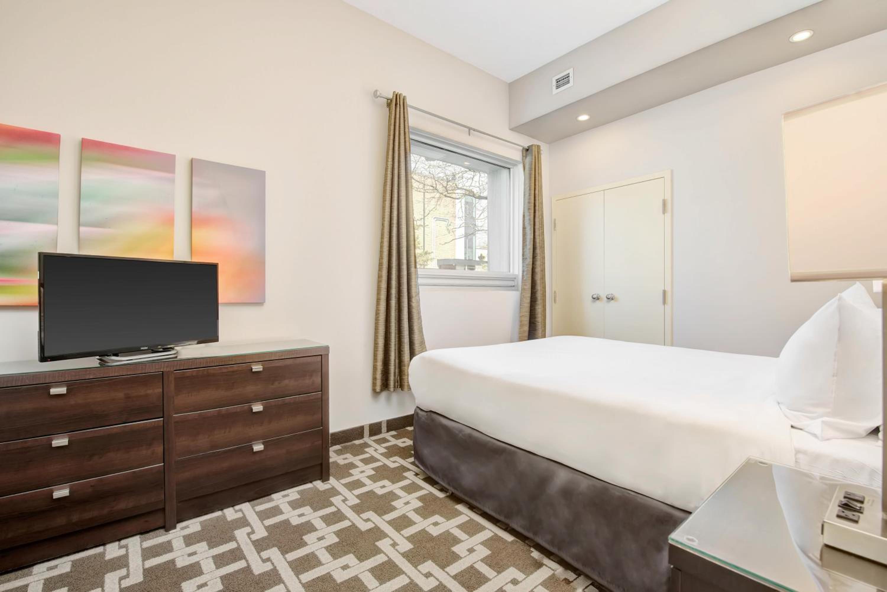 One-Bedroom Queen Suite - Photo 4
