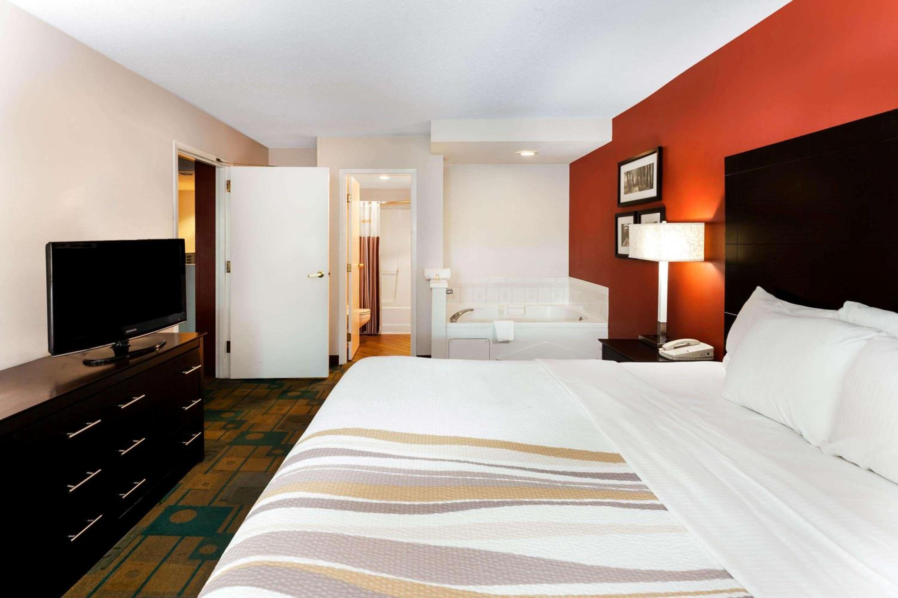 King Suite with Spa Bath - Photo 3