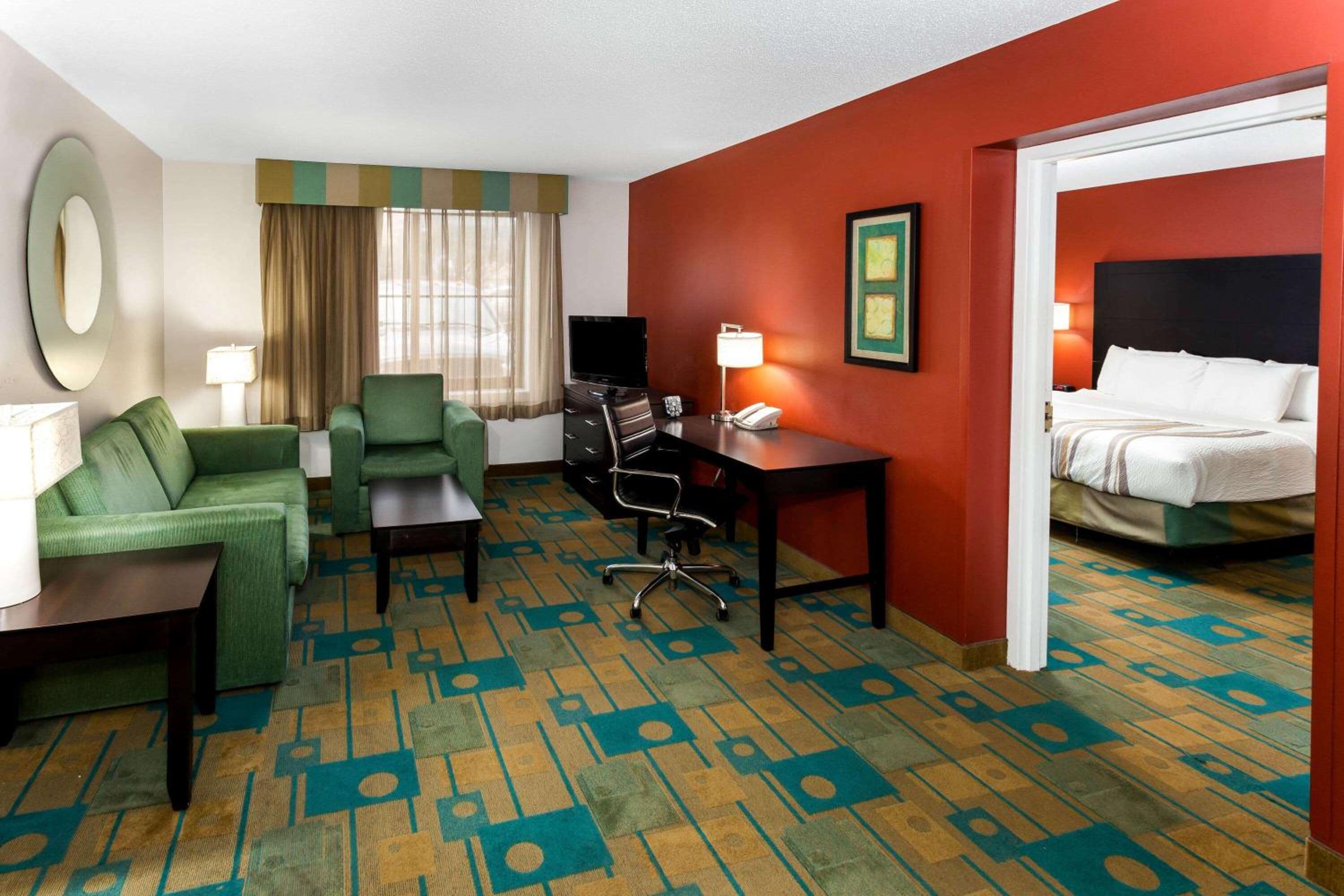 King Suite with Spa Bath - Photo 5