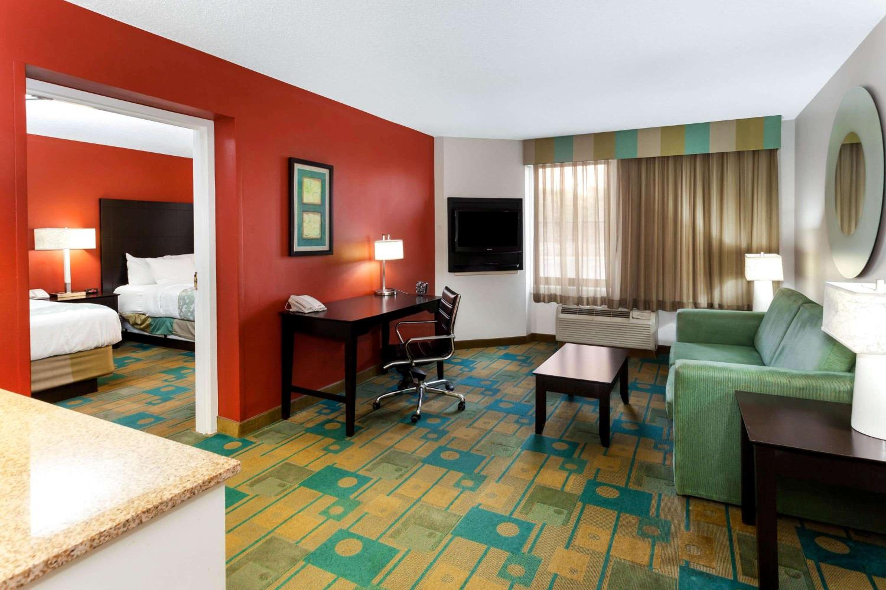 Executive Double Suite with Two Double Beds - Photo 6