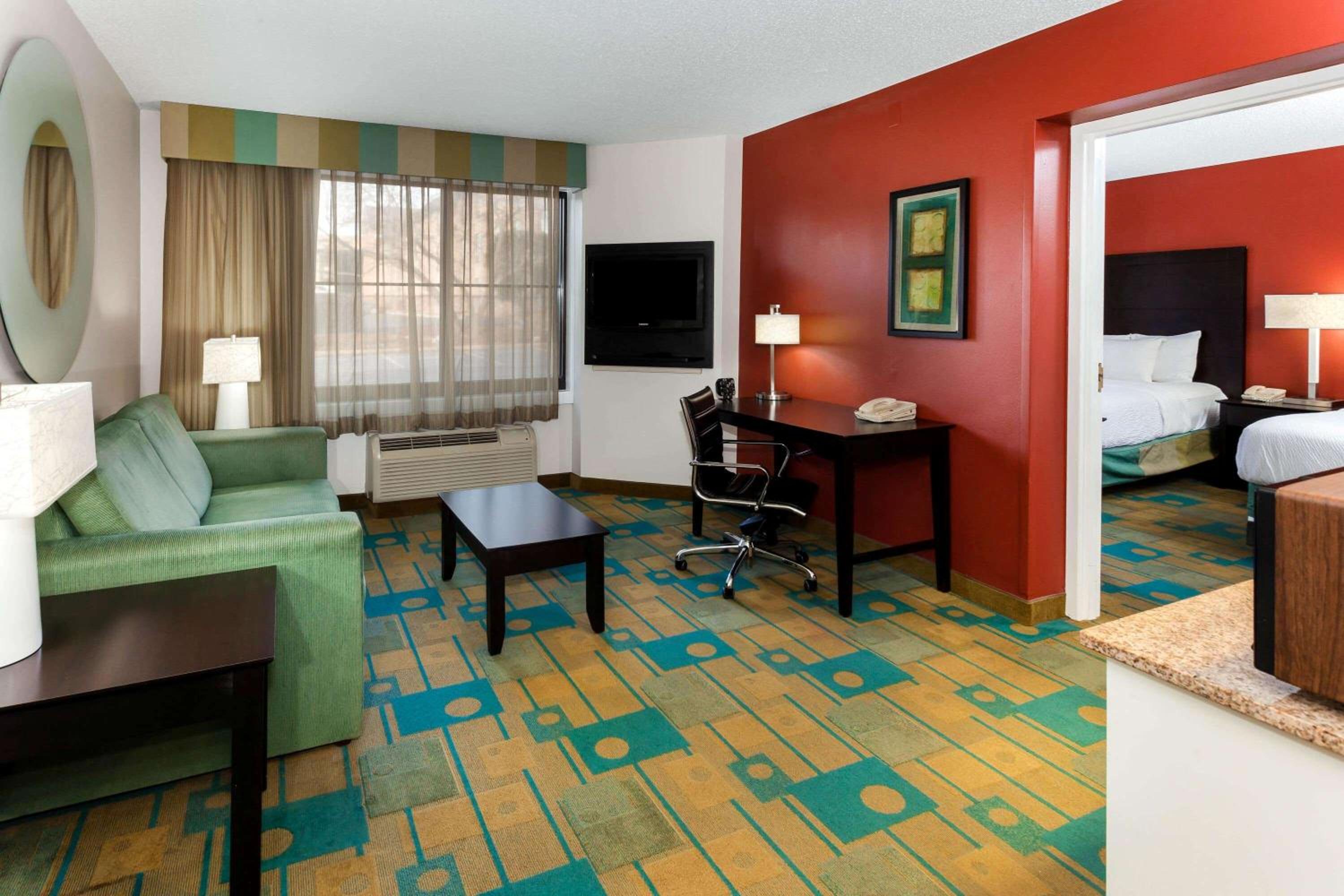 Executive Double Suite with Two Double Beds - Photo 5