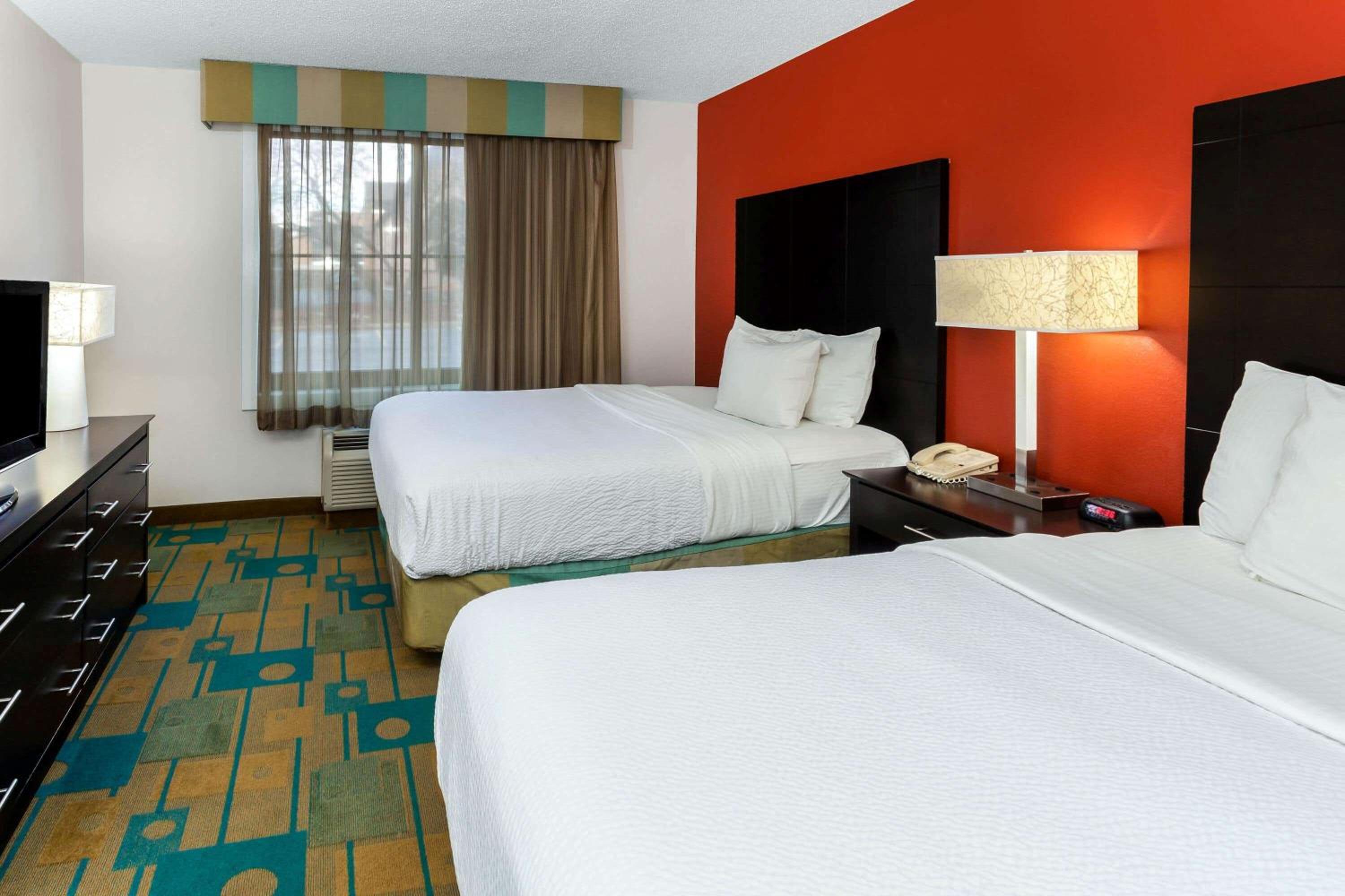 Executive Double Suite with Two Double Beds - Photo 4