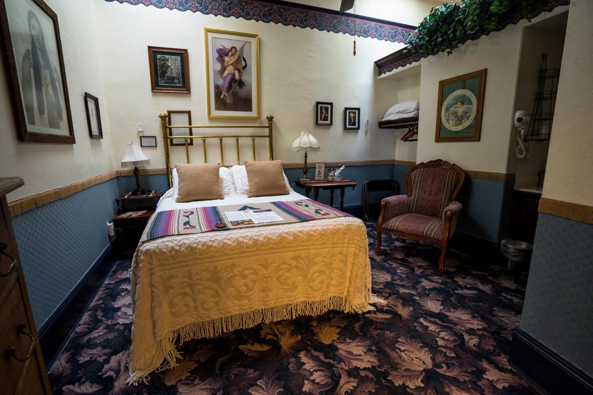 Queen Room Interior - Non-Smoking  - Photo 1