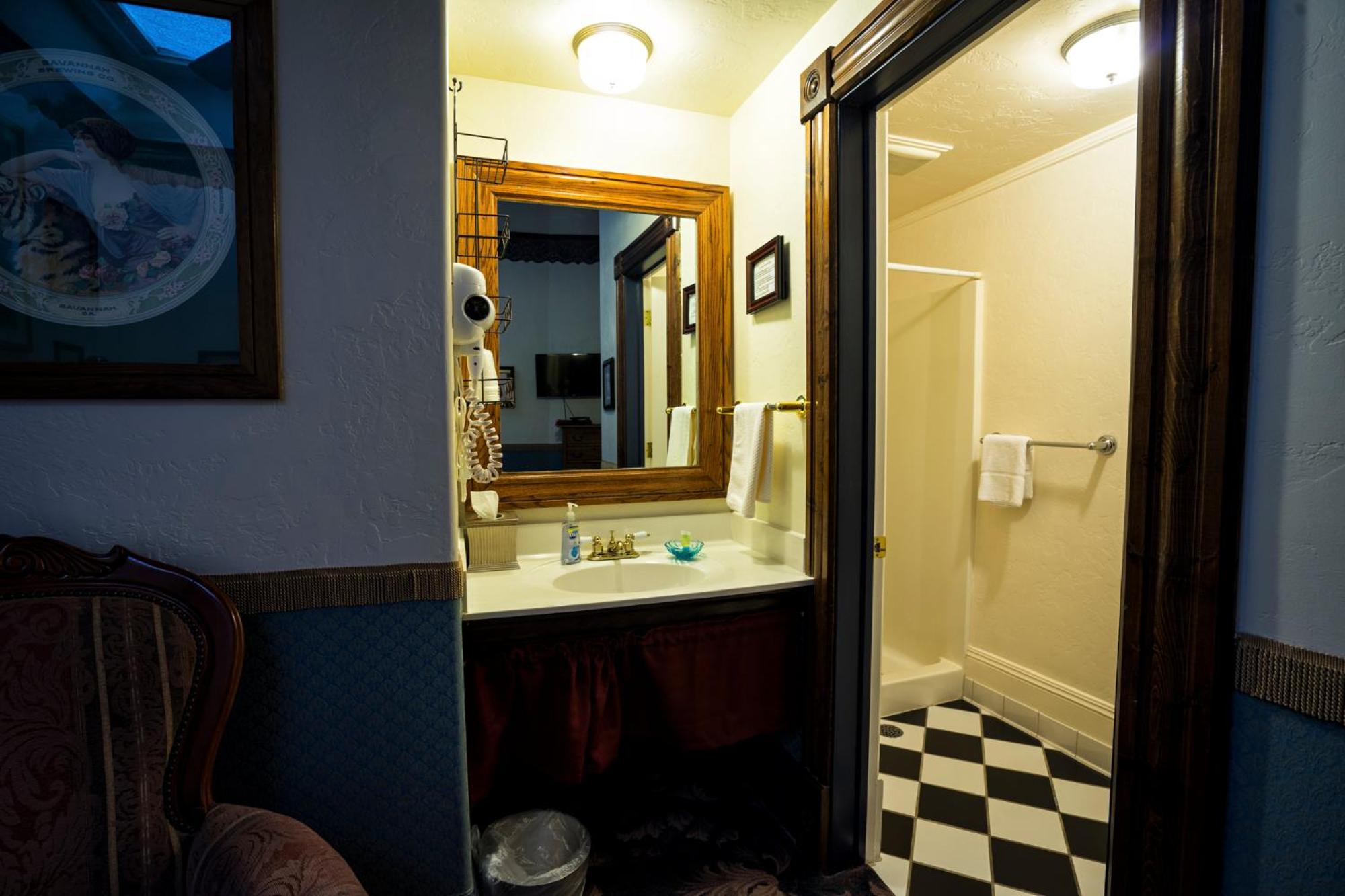Queen Room Interior - Non-Smoking  - Photo 3