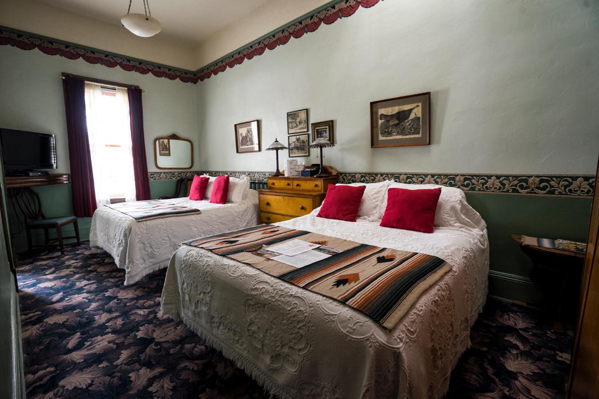 Queen Room with Two Queen Beds - Non-Smoking - Photo 1