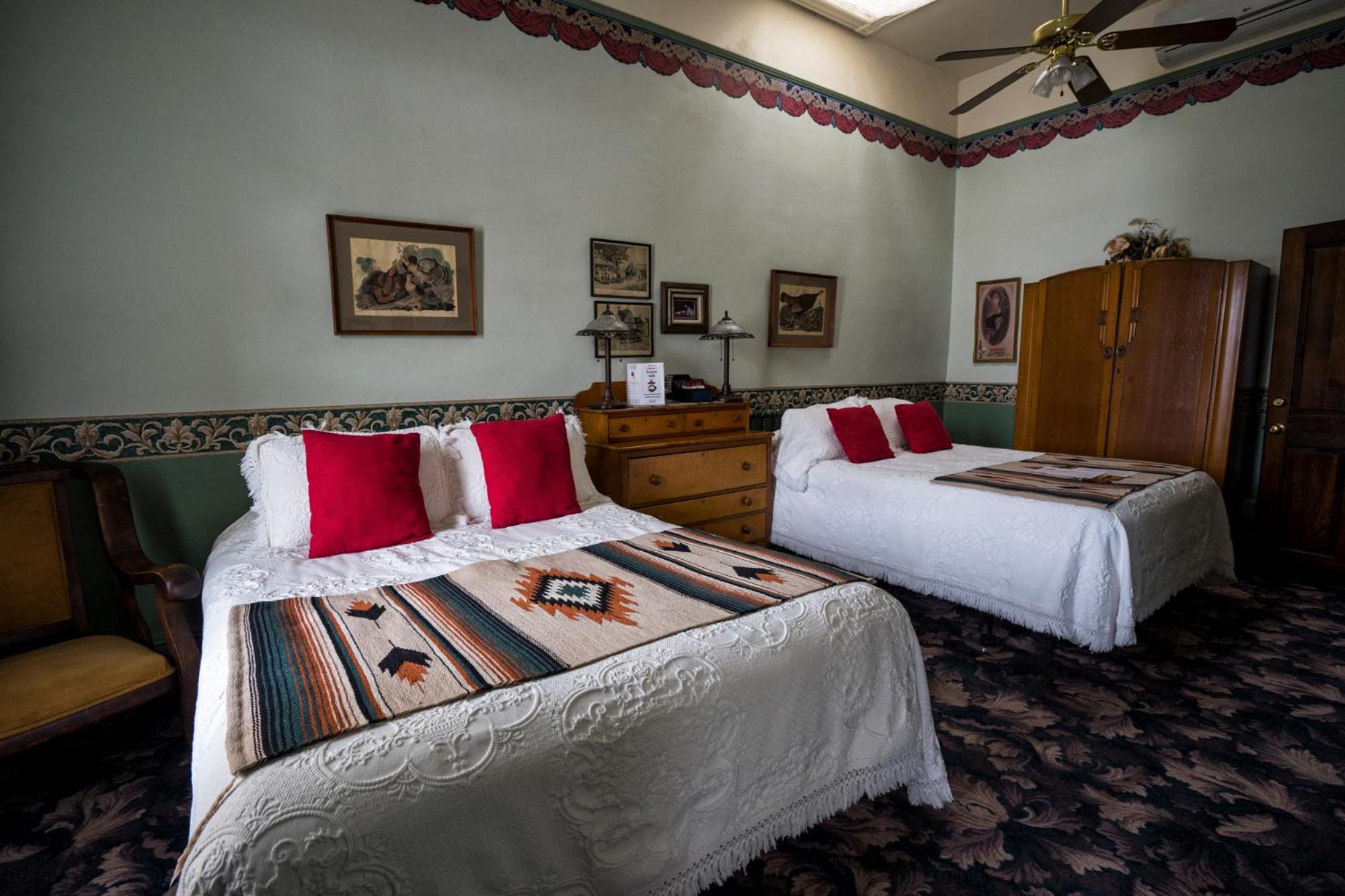 Queen Room with Two Queen Beds - Non-Smoking - Photo 2