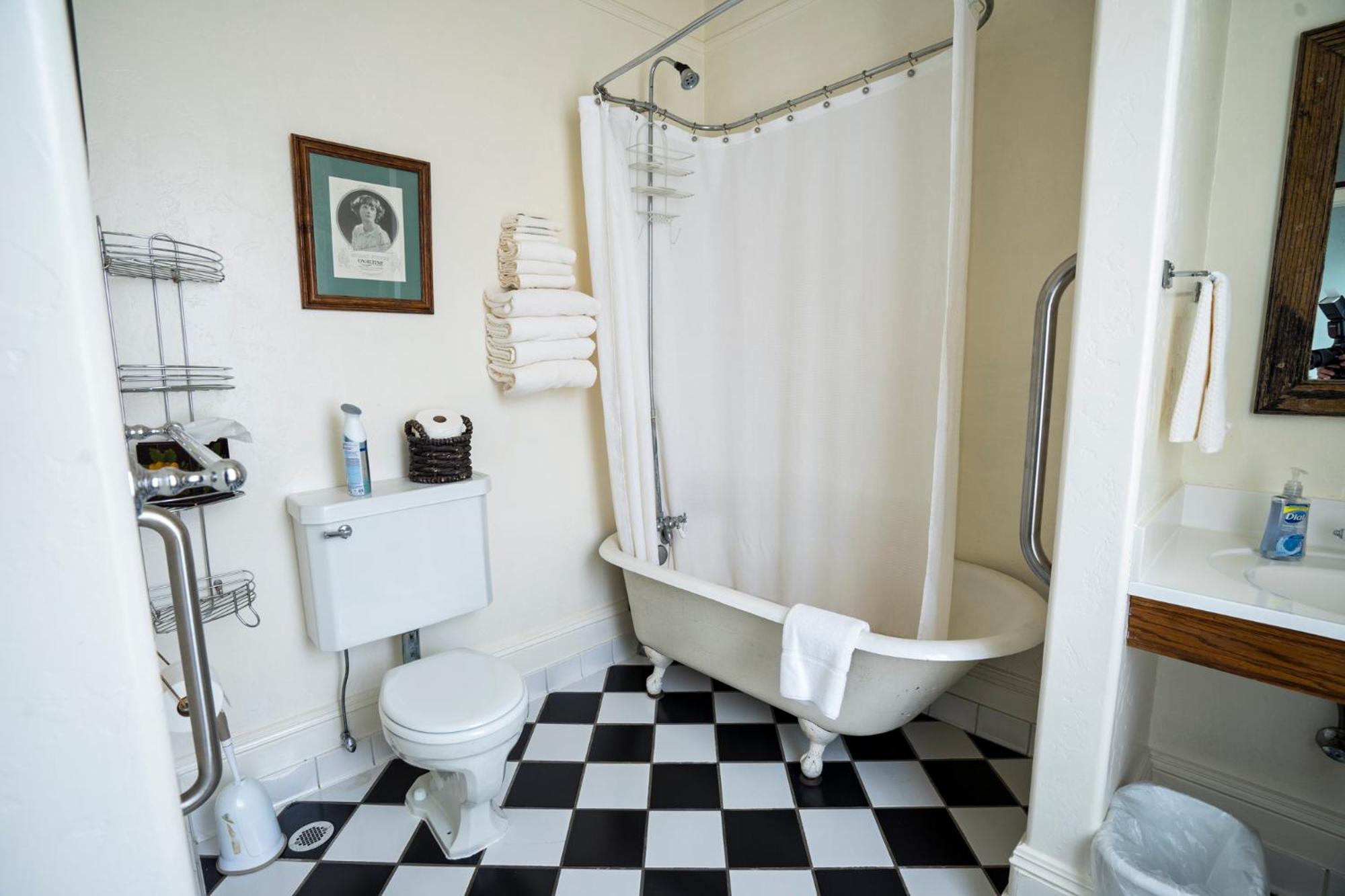 Queen Room with Two Queen Beds - Non-Smoking - Photo 4