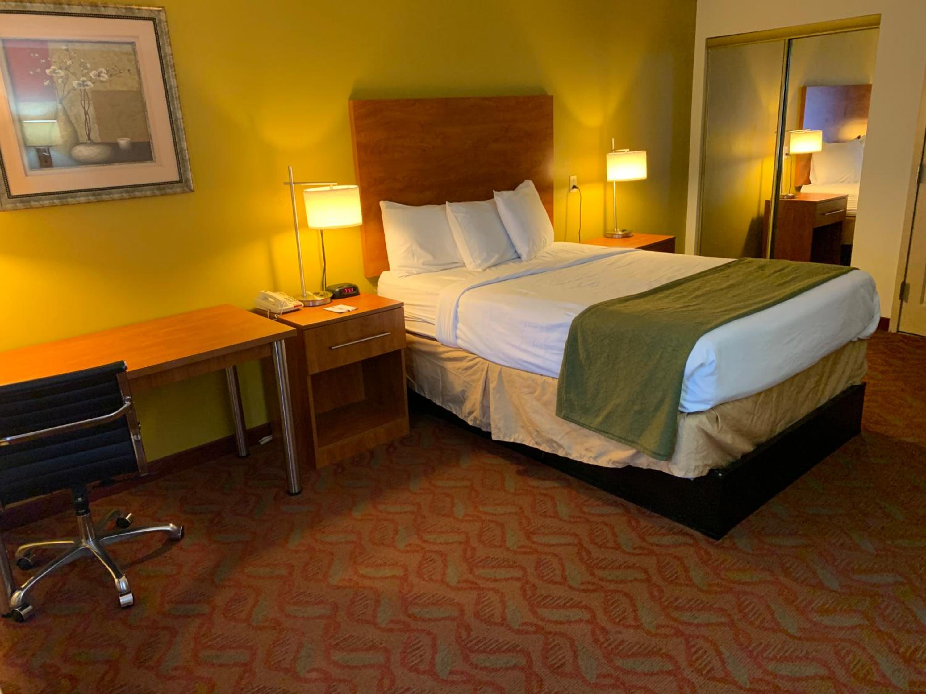 Queen Room - Non-Smoking - Photo 1