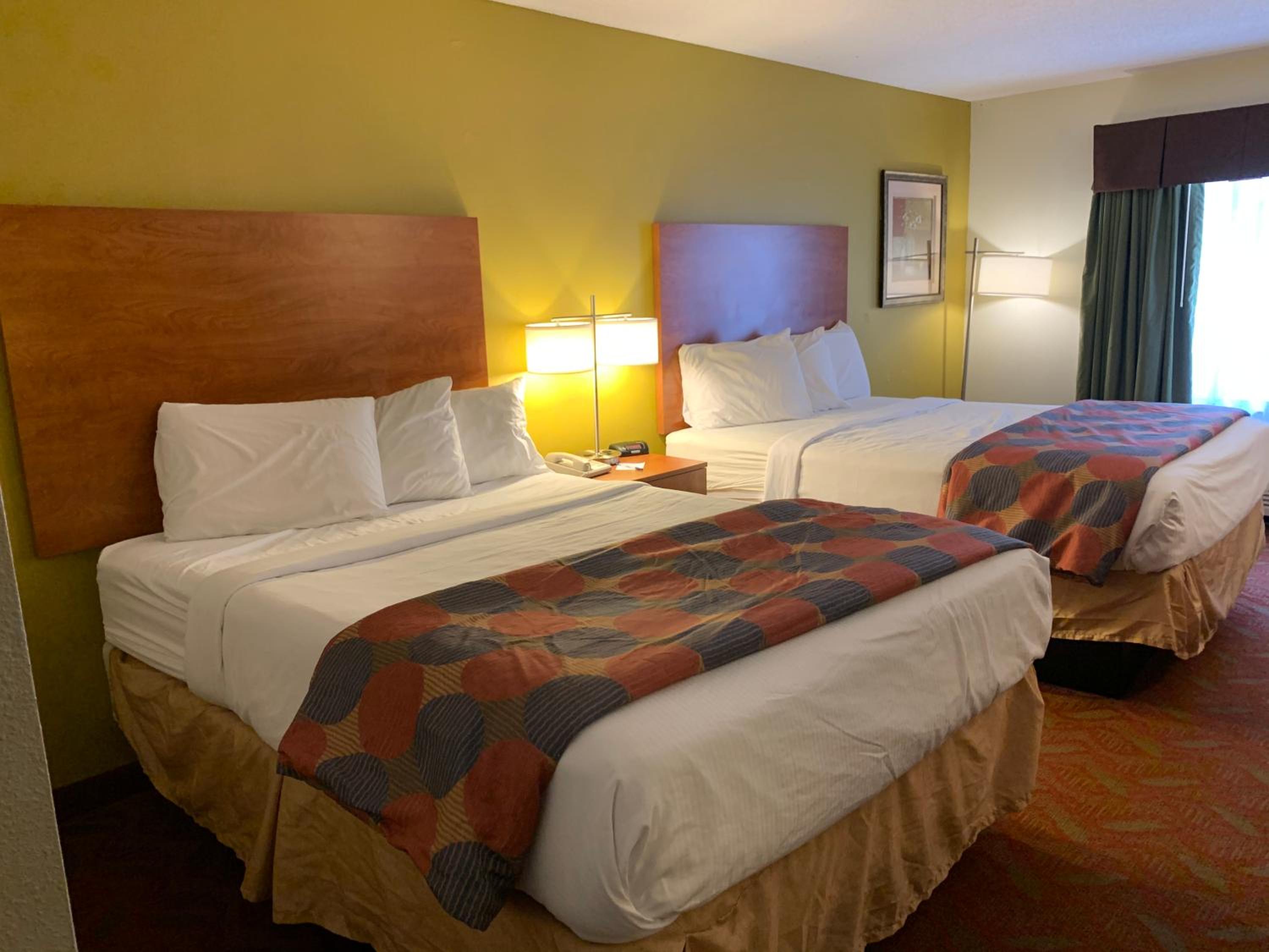 Queen Room with Two Queen Beds - Non-Smoking - Photo 4
