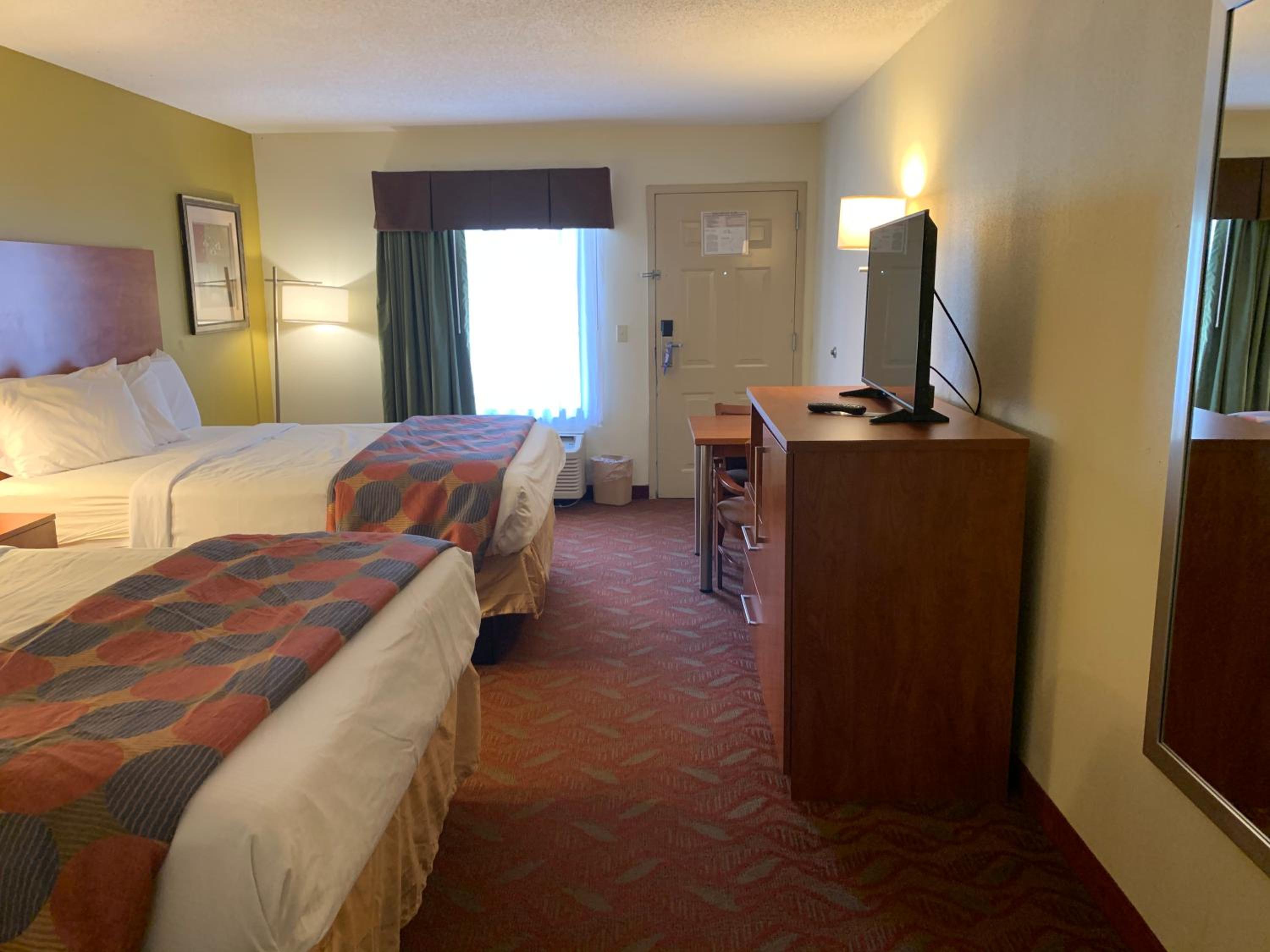 Queen Room with Two Queen Beds - Non-Smoking - Photo 5