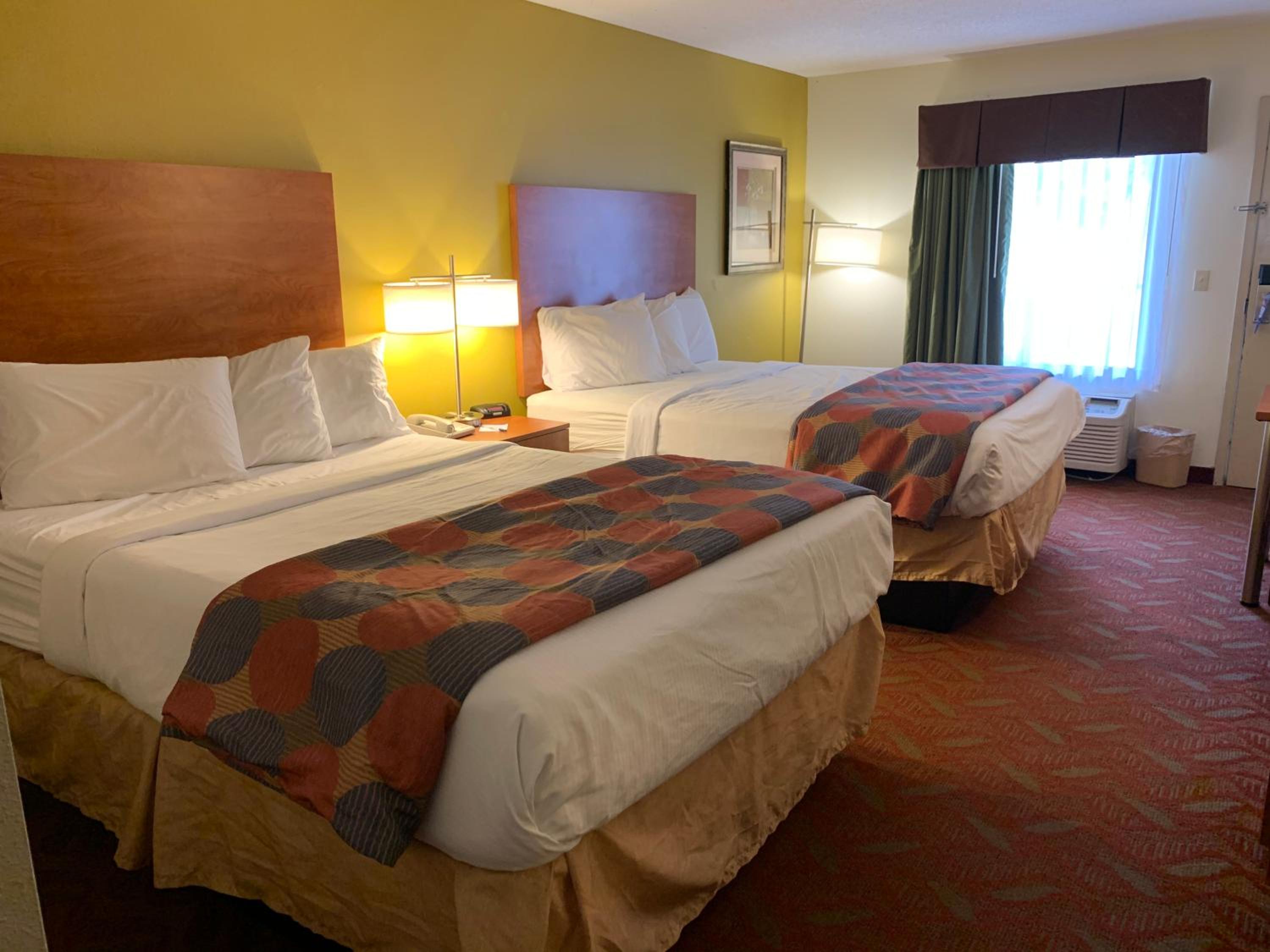 Queen Room with Two Queen Beds - Non-Smoking - Photo 6