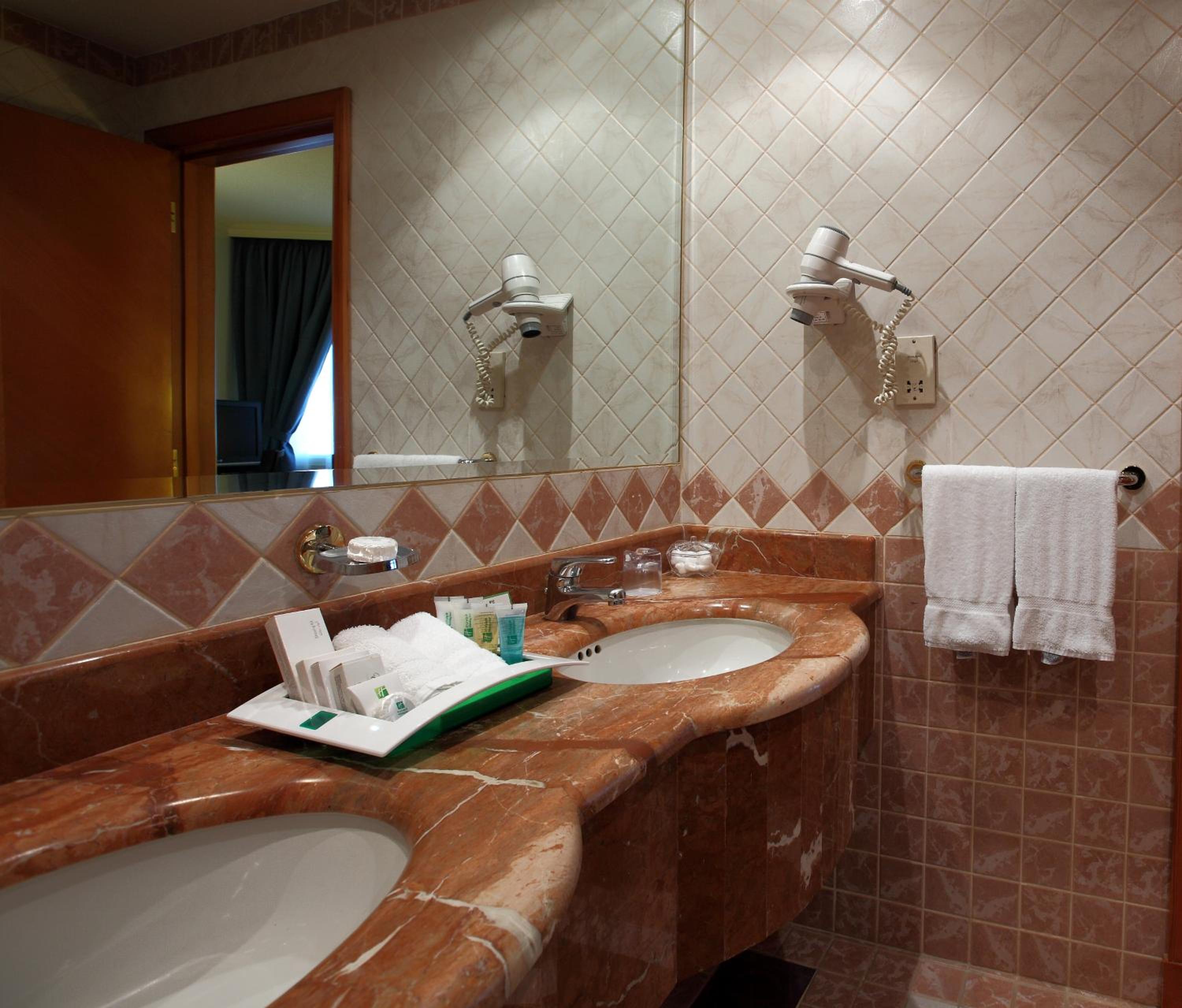 Standard Twin Room - Photo 6
