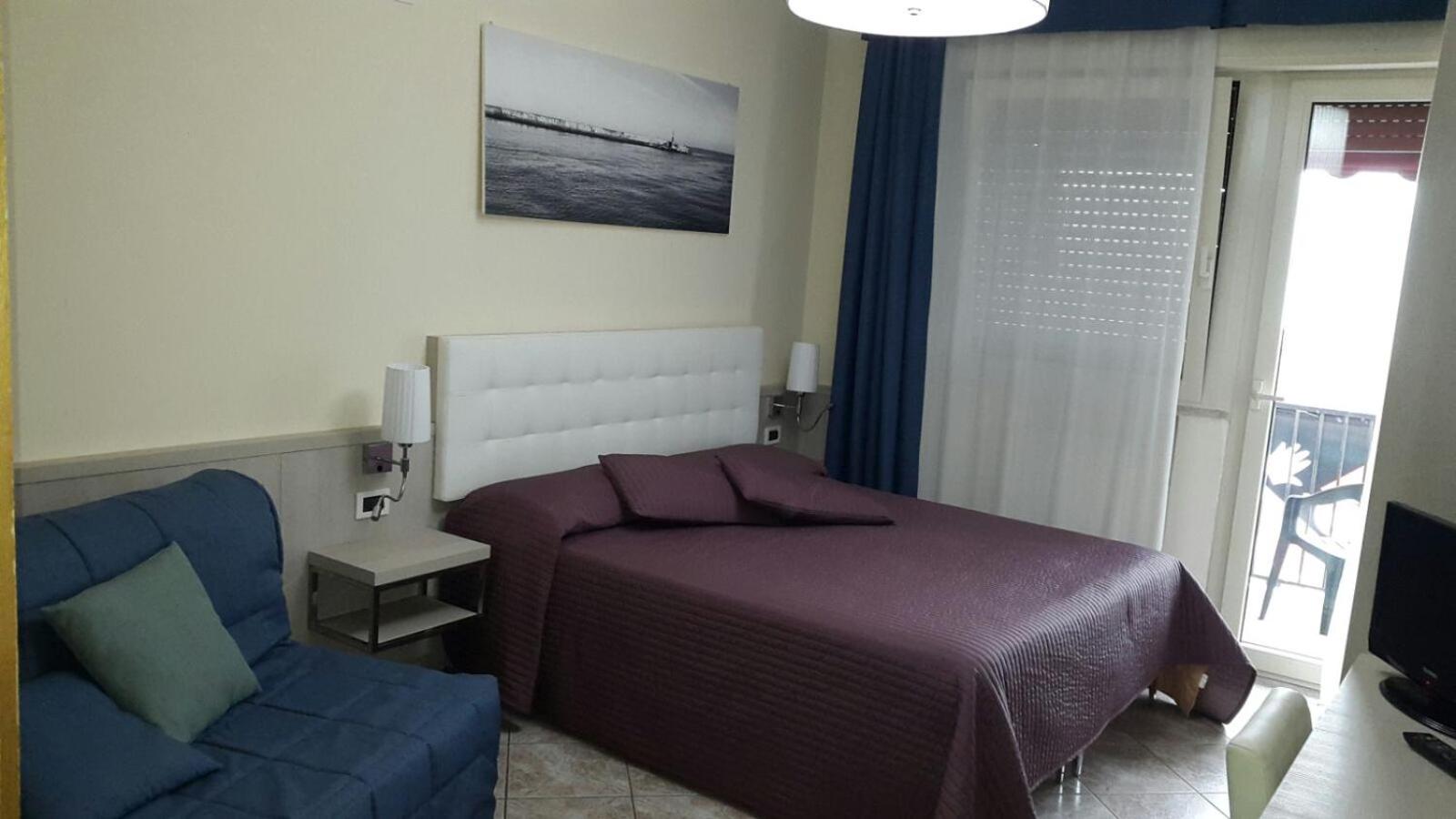 Double or Twin Room with Balcony and Sea View photo 3