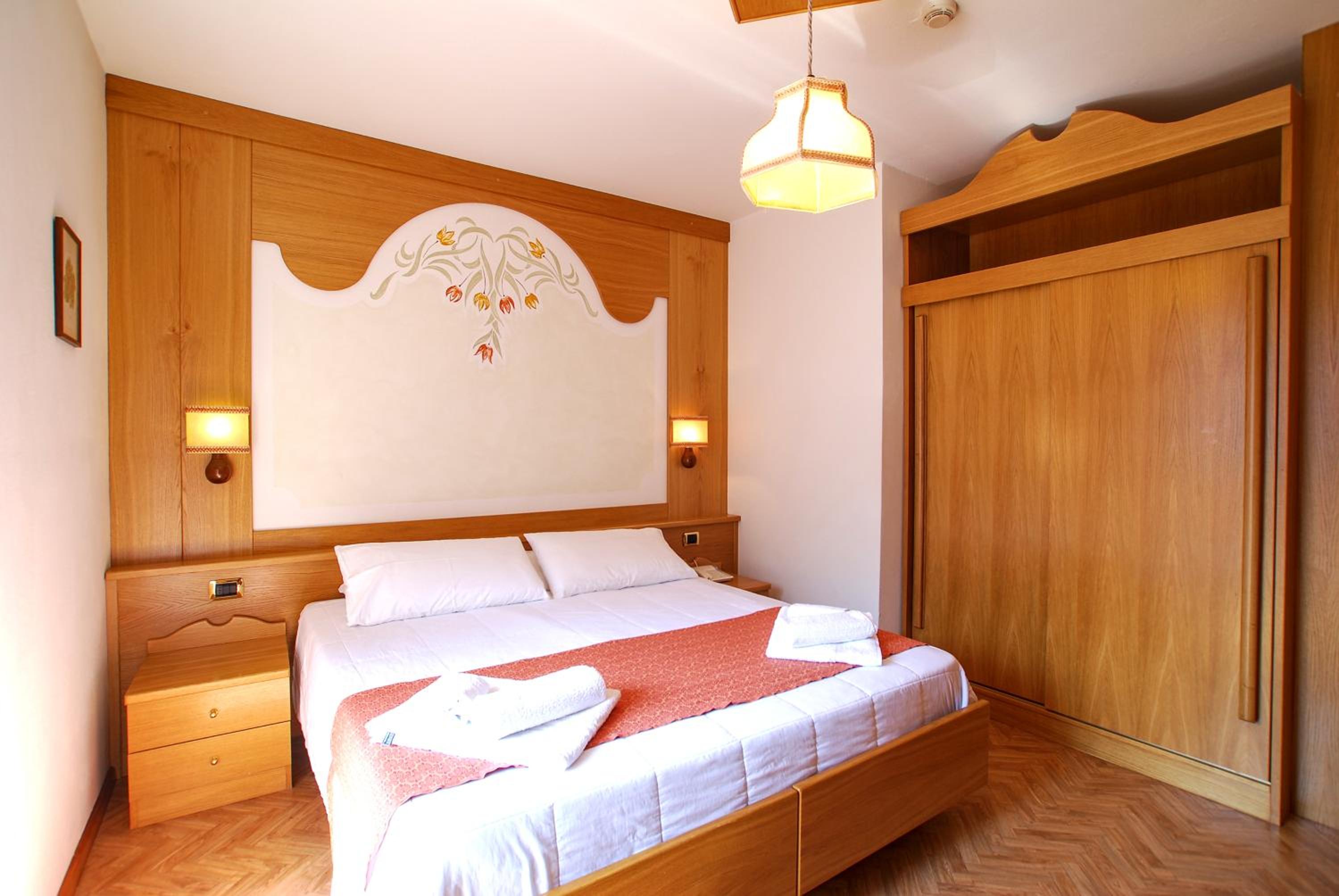 Double or Twin Room with Lake View photo 1