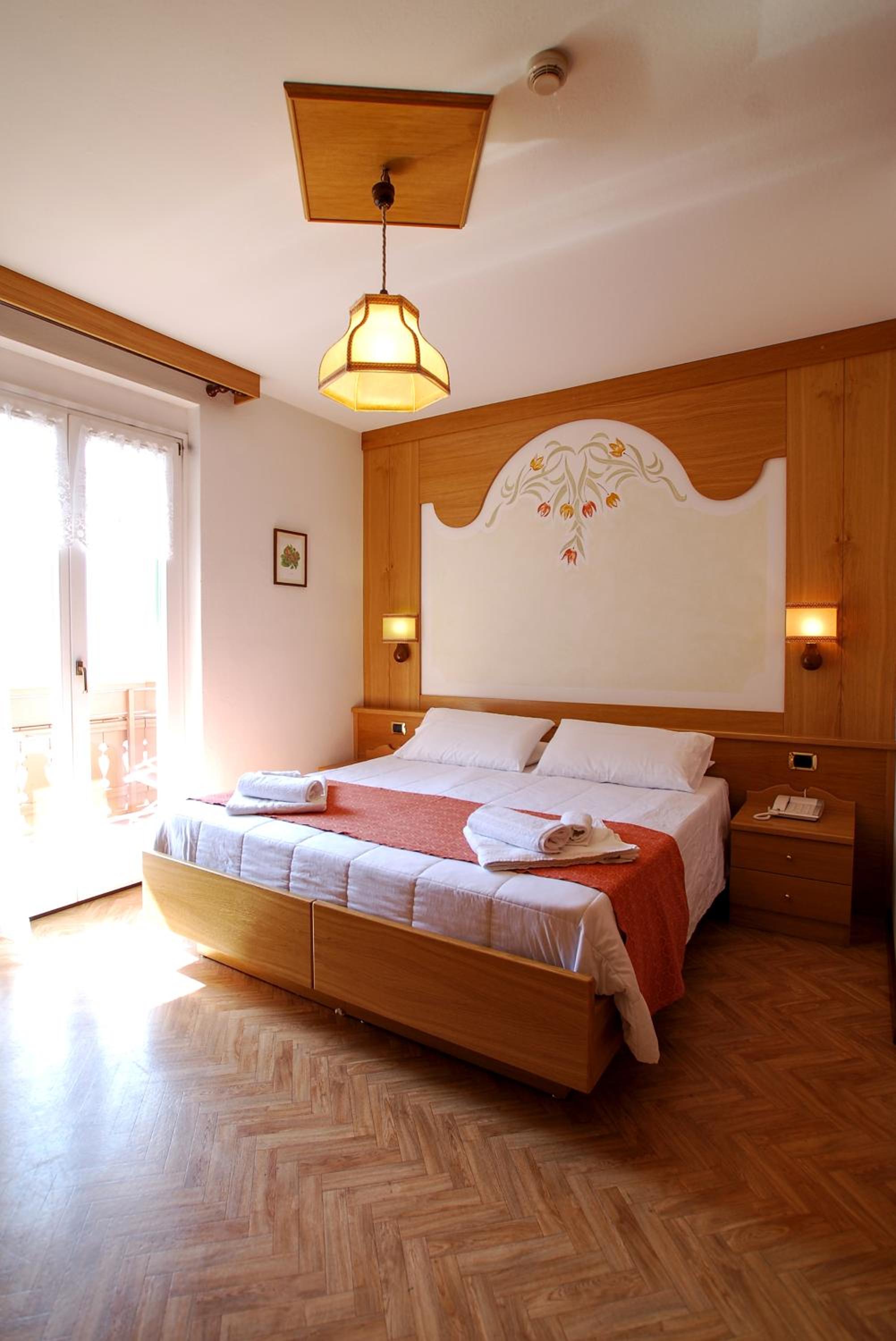 Double or Twin Room with Lake View photo 3
