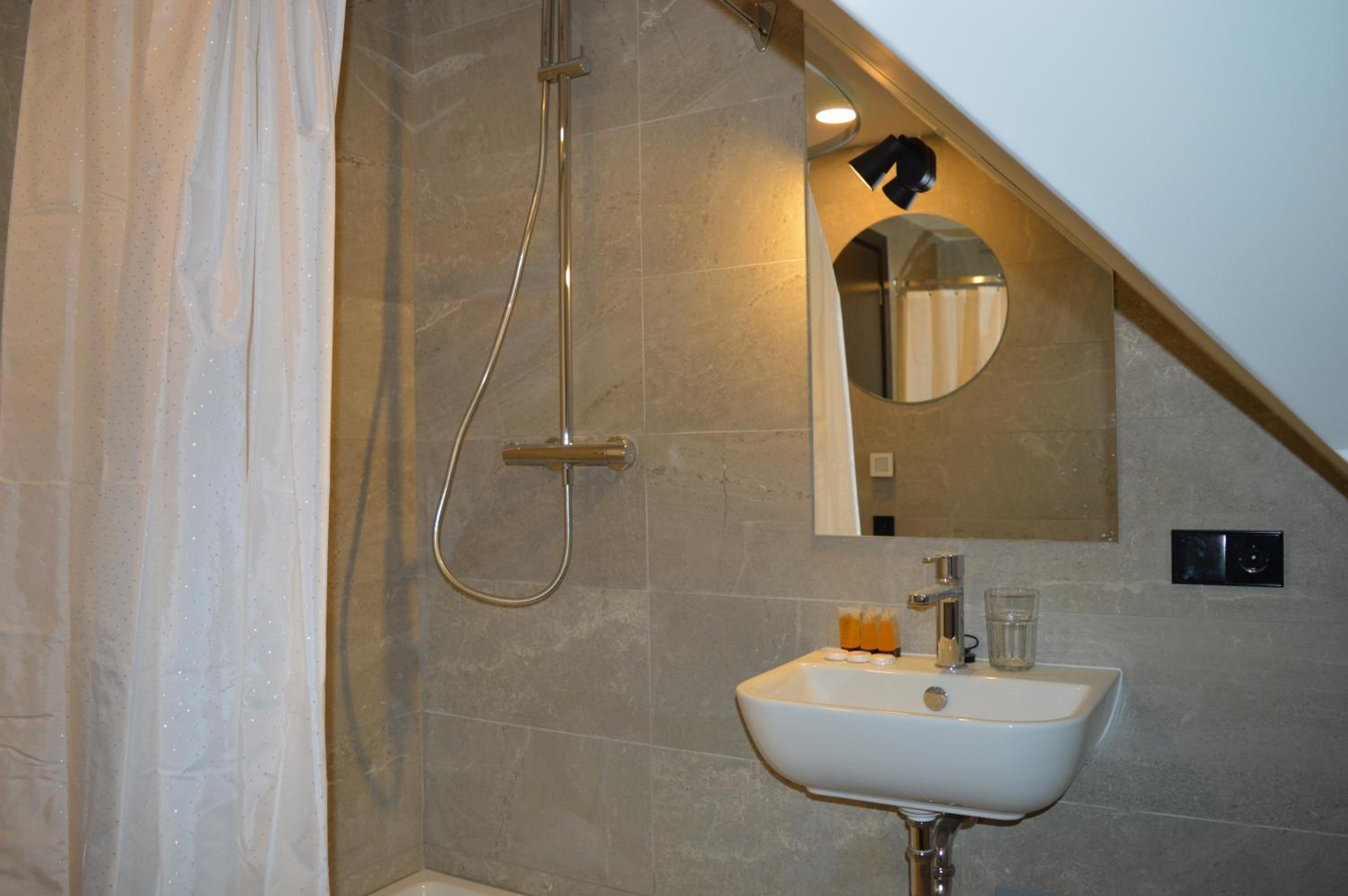 Quadruple Room with Shower - Photo 5