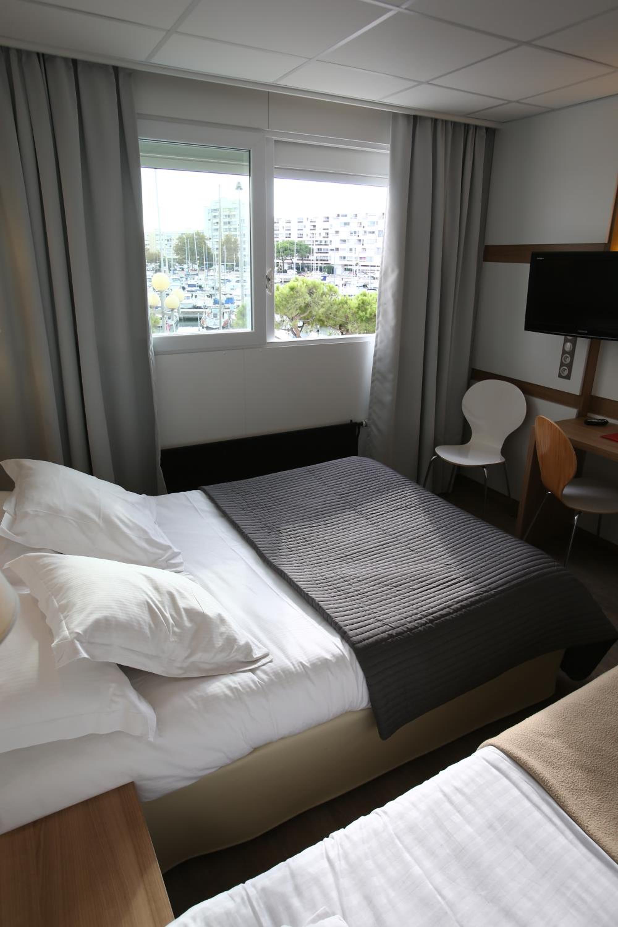 Premium Triple Room with pool view - Photo 2